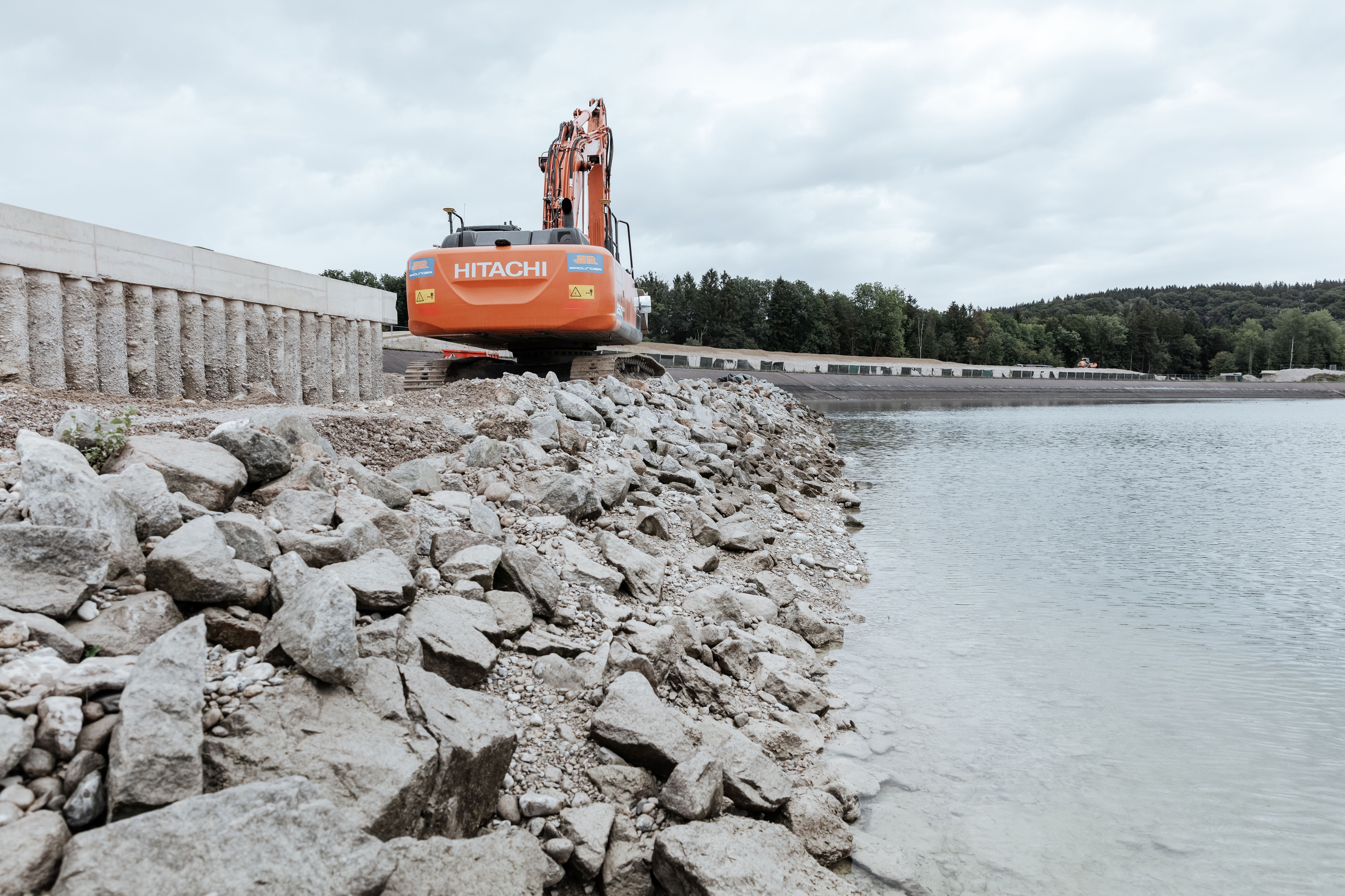 Rädlinger Wasserbau: Bagger am Ufer eines Hochwasserrückhaltebeckens