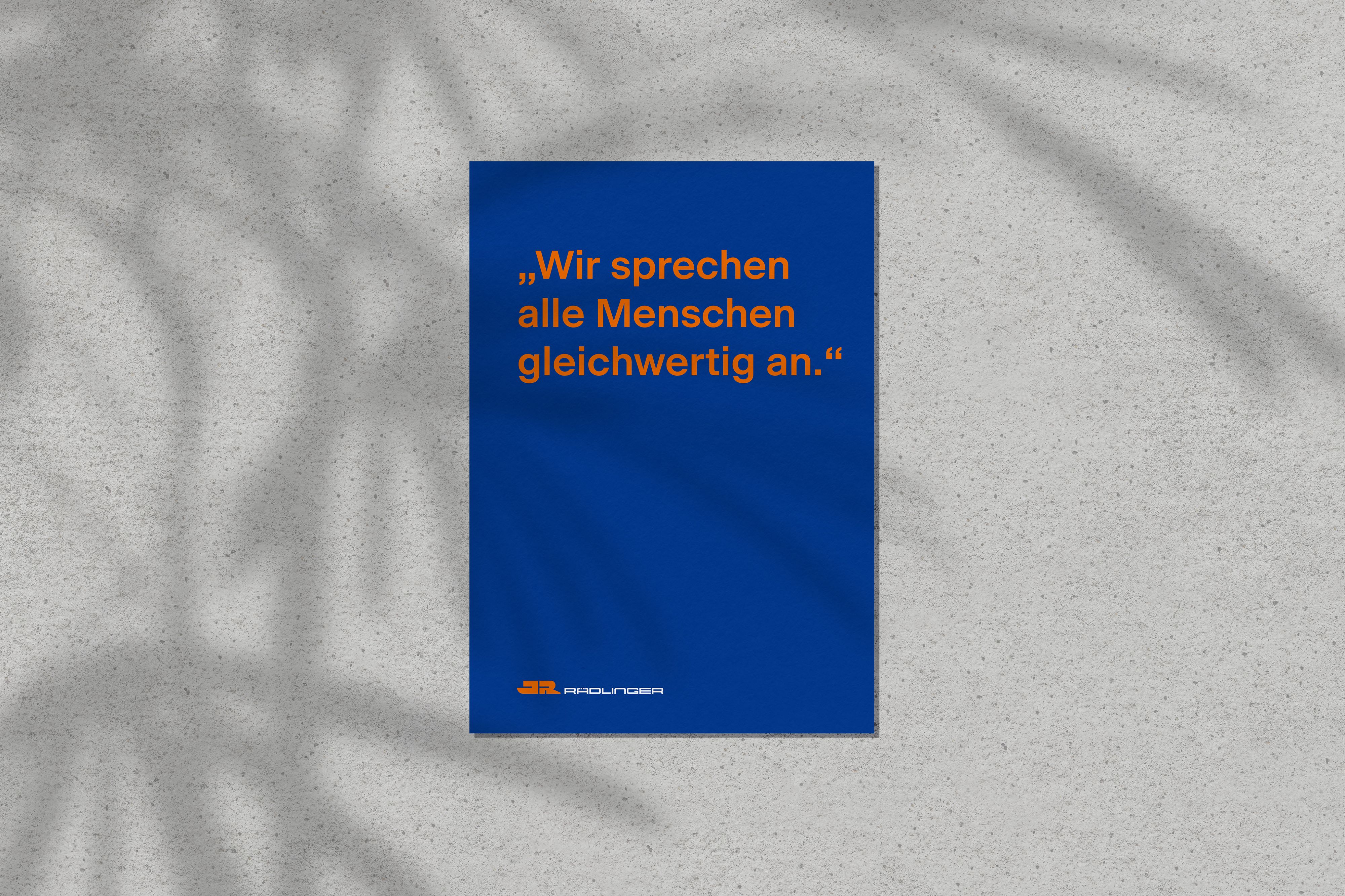 Blaues Blatt Papier auf dem in oranger Schrift geschrieben steht: "Wir sprechen alle Menschen gleichwertig an."