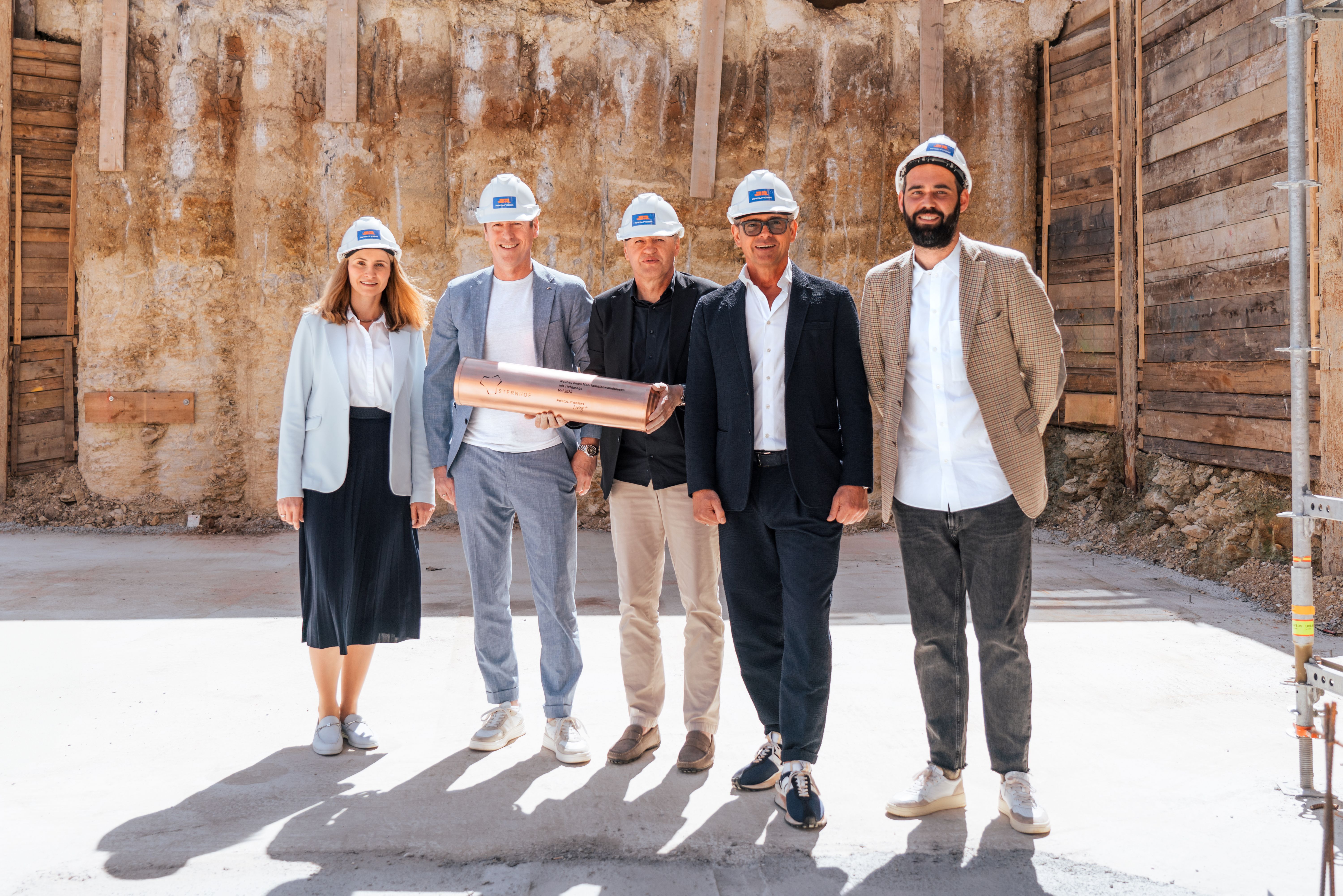 Gruppenfoto beim Baustart der Sternhof-Immobilie in Regensburg (v. l. n. r.): Marina Wallner (Finanzierung und Immobilienmanagement), Rüdiger Altmann (Geschäftsführung), Franz Meindl (Planung), Josef Rädlinger (Geschäftsführung), Michael Fischer (Projektentwicklung)