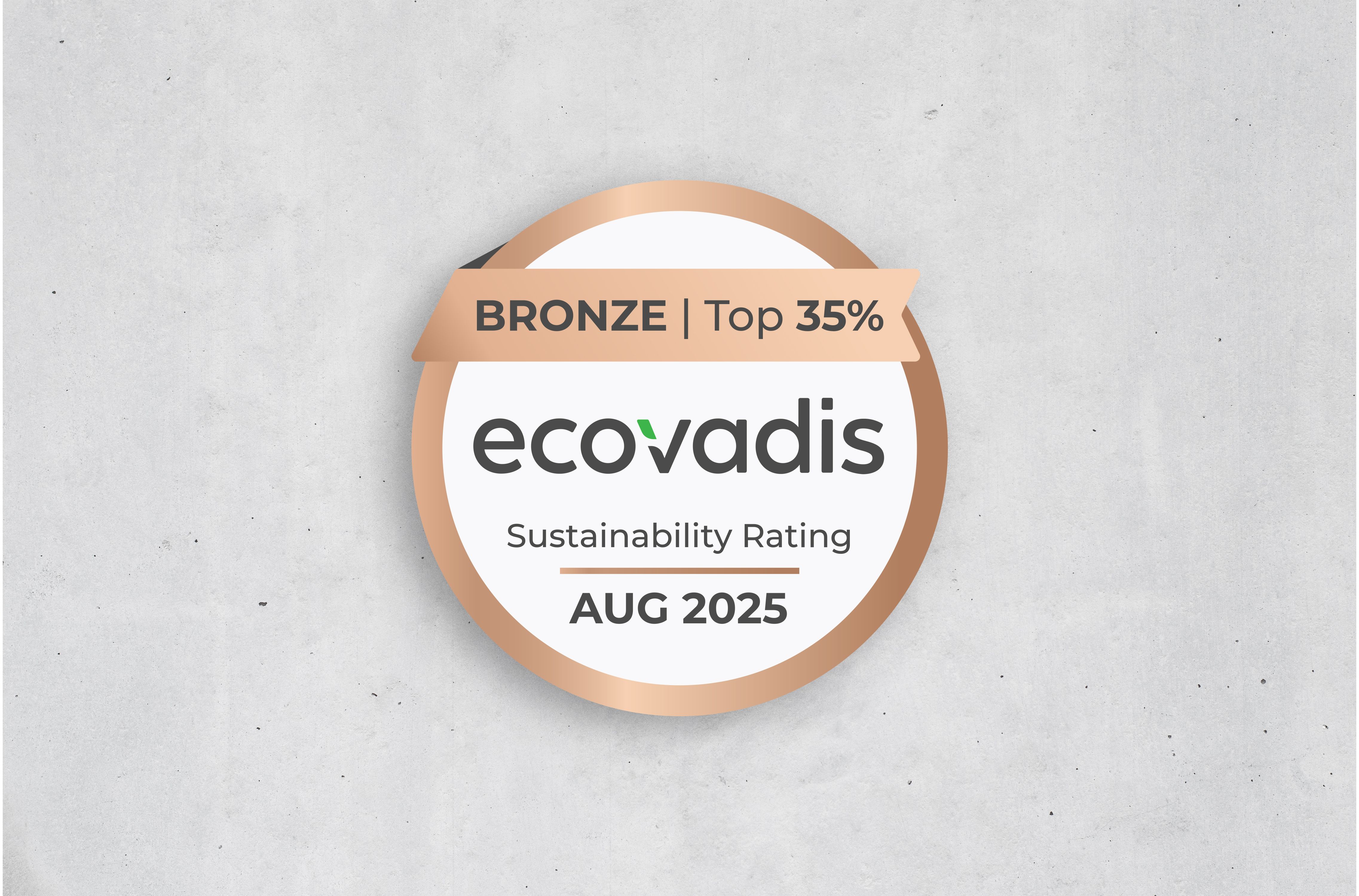 Bronze-Medaille von EcoVadis auf Beton-Hintergrund, ausgezeichnet im August 2025