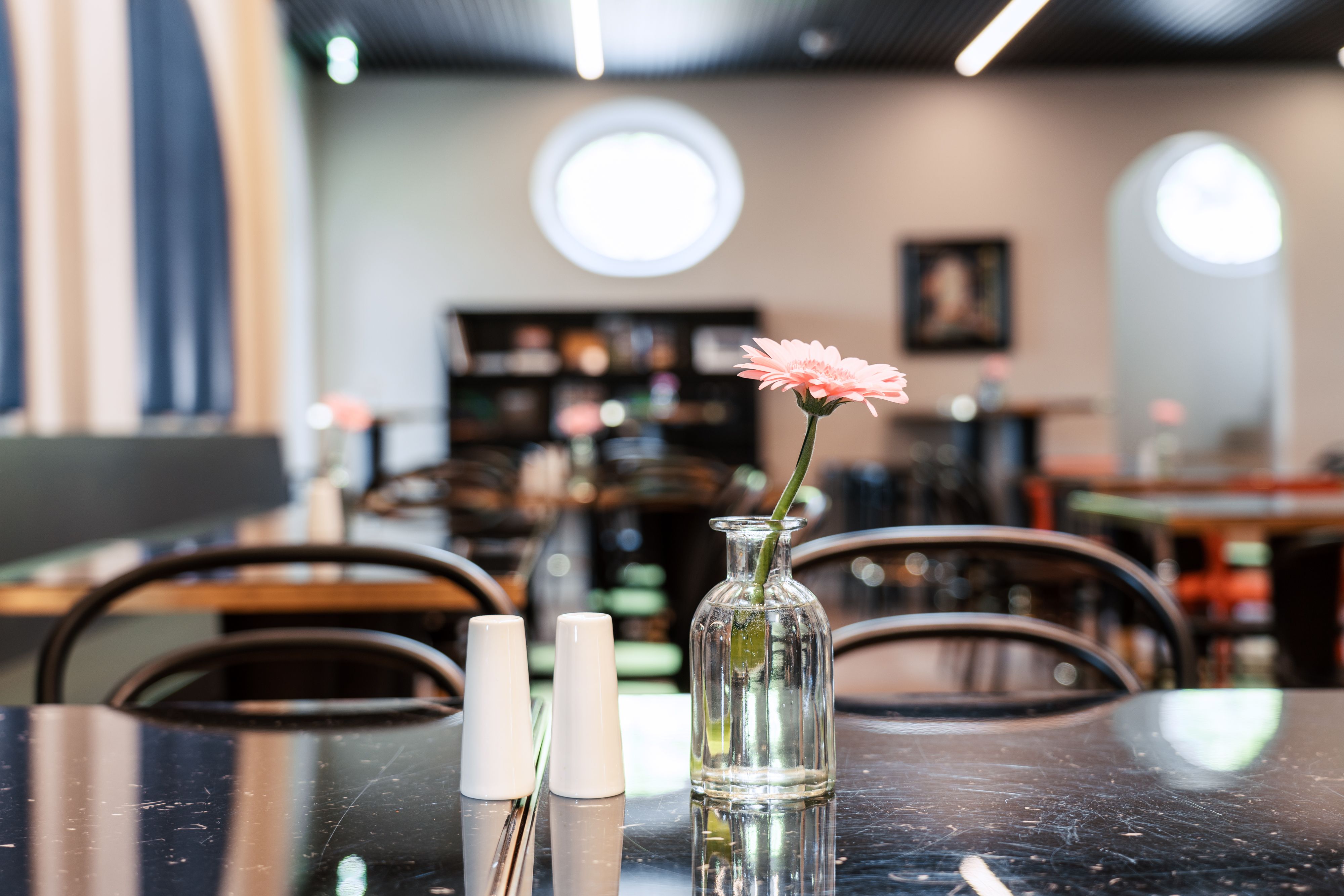 's Kloster von innen: Detailaufnahme einer Vase mit einer Blume auf einem Tisch im Speisesaal