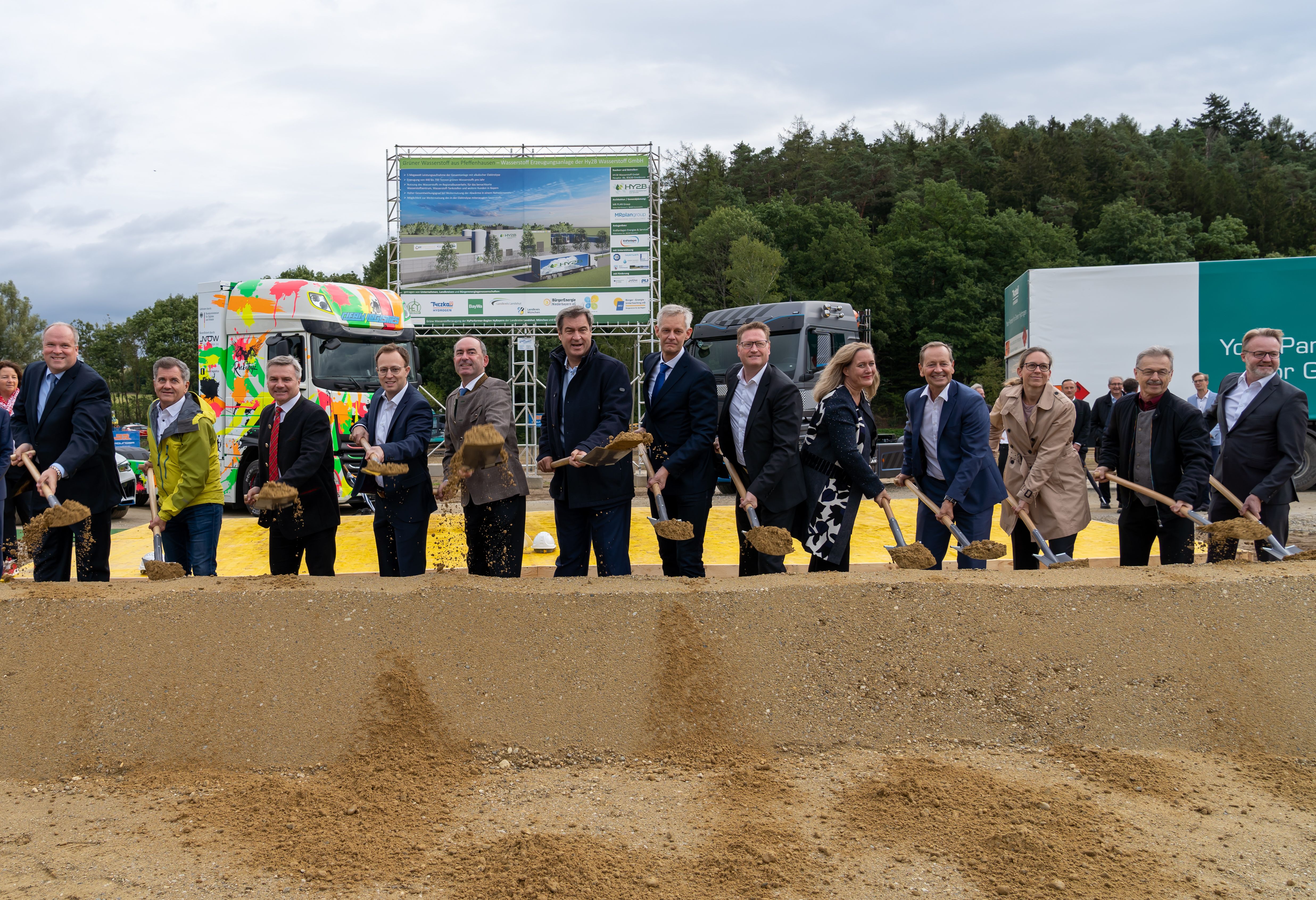 Der Spatenstich zum Elektrolyseur in Pfeffenhausen mit Ministerpräsident Markus Söder und Wirtschaftsminister Hubert Aiwanger.