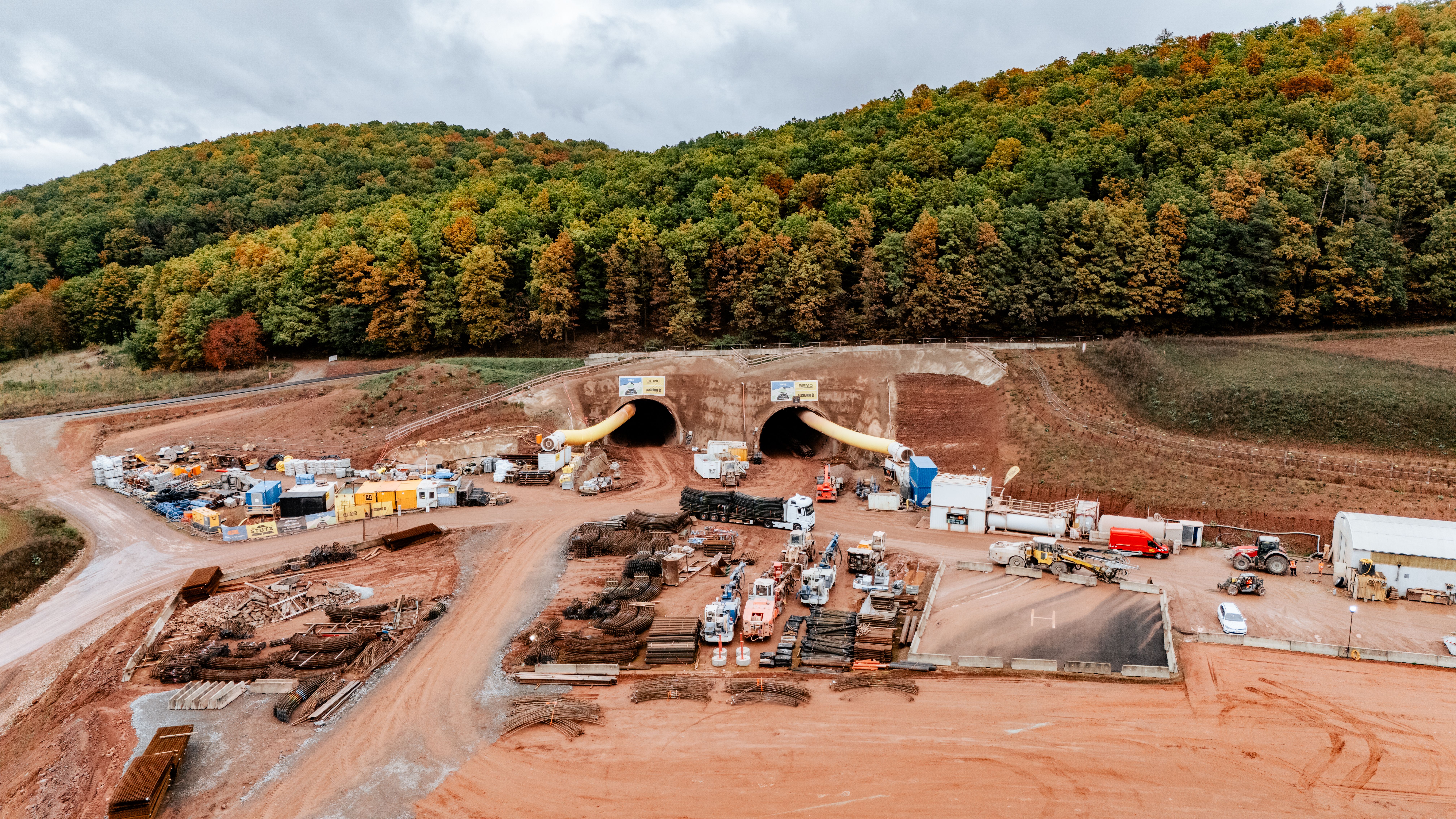 Luftaufnahme im Herbst vom Neubau des Tunnel Holstein der A 44