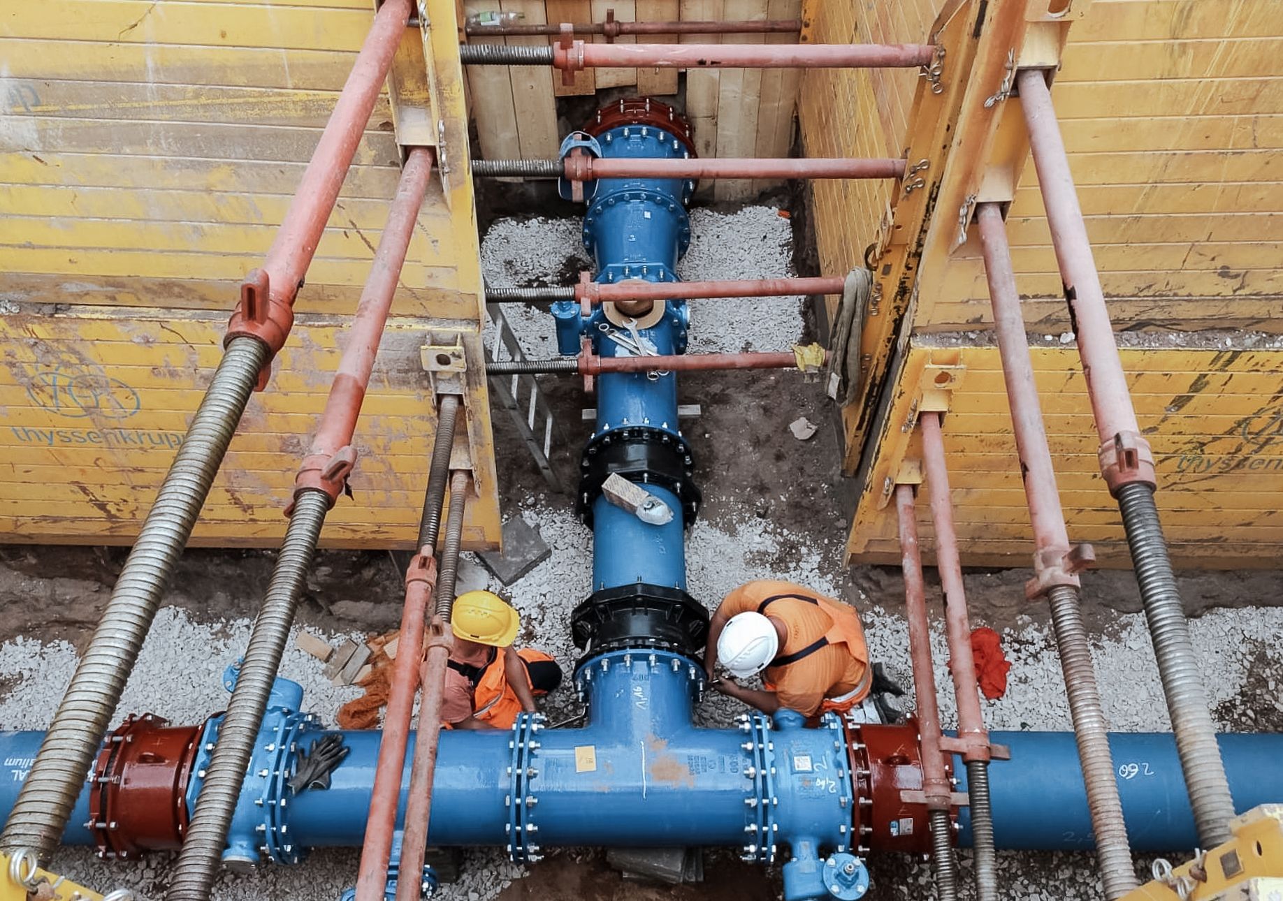 Rädlinger Mitarbeiter bei der Einbindung einer Wasserleitung