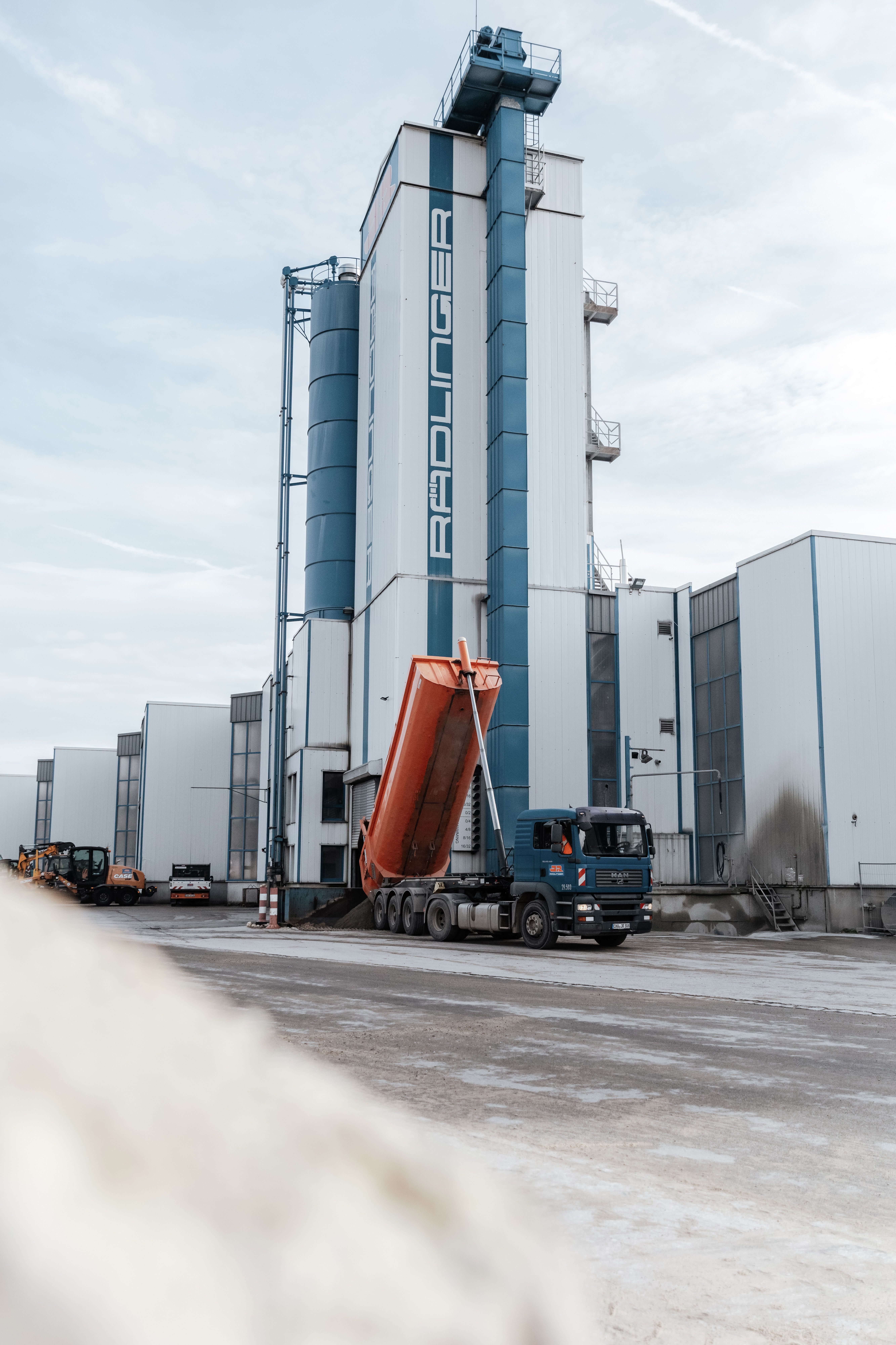 Außenaufnahme Josef Rädlinger Betonmischwerk mit Kipper