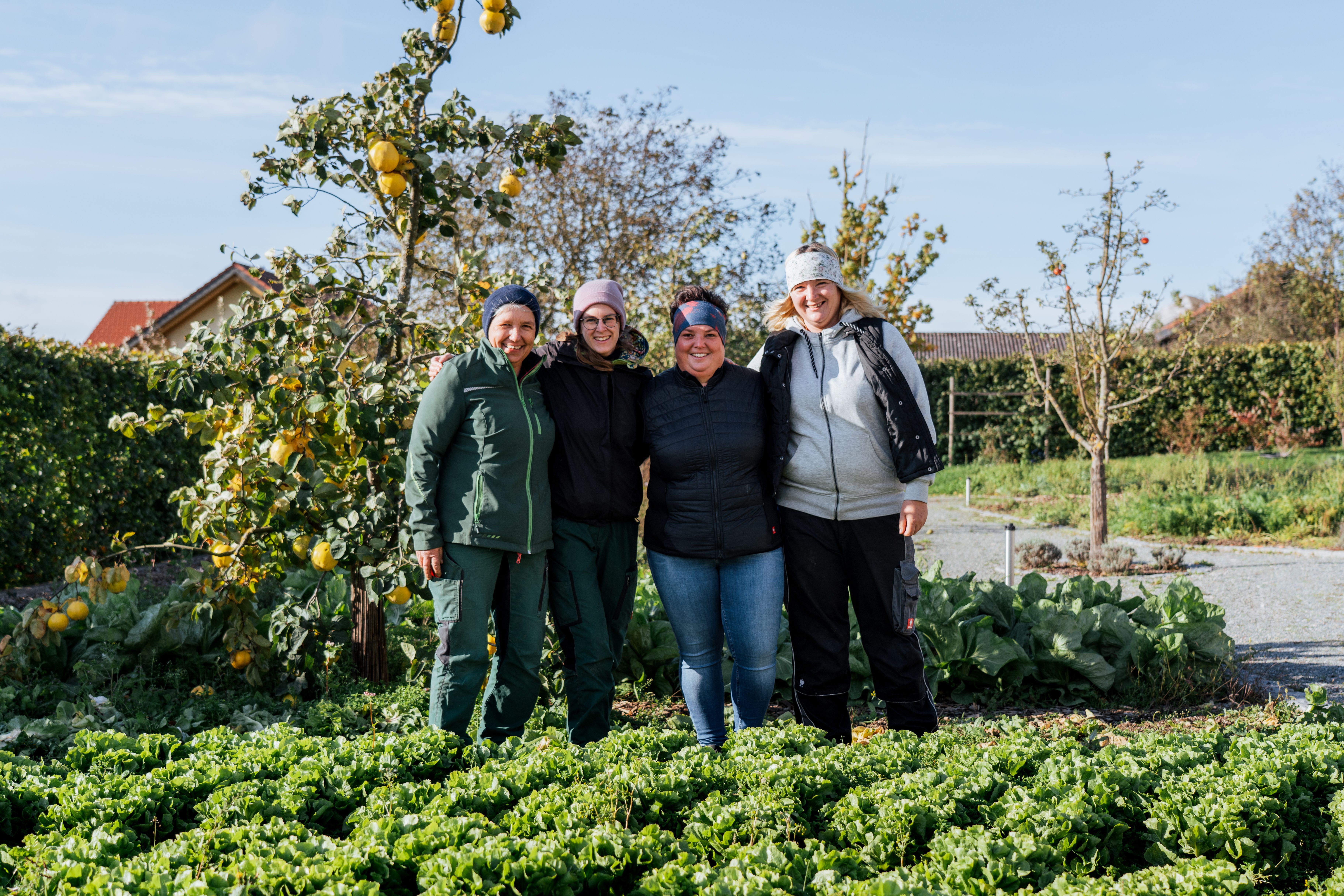 Gruppenfoto der Gärtnerinnen im Gemüsegarten des 's Kloster
