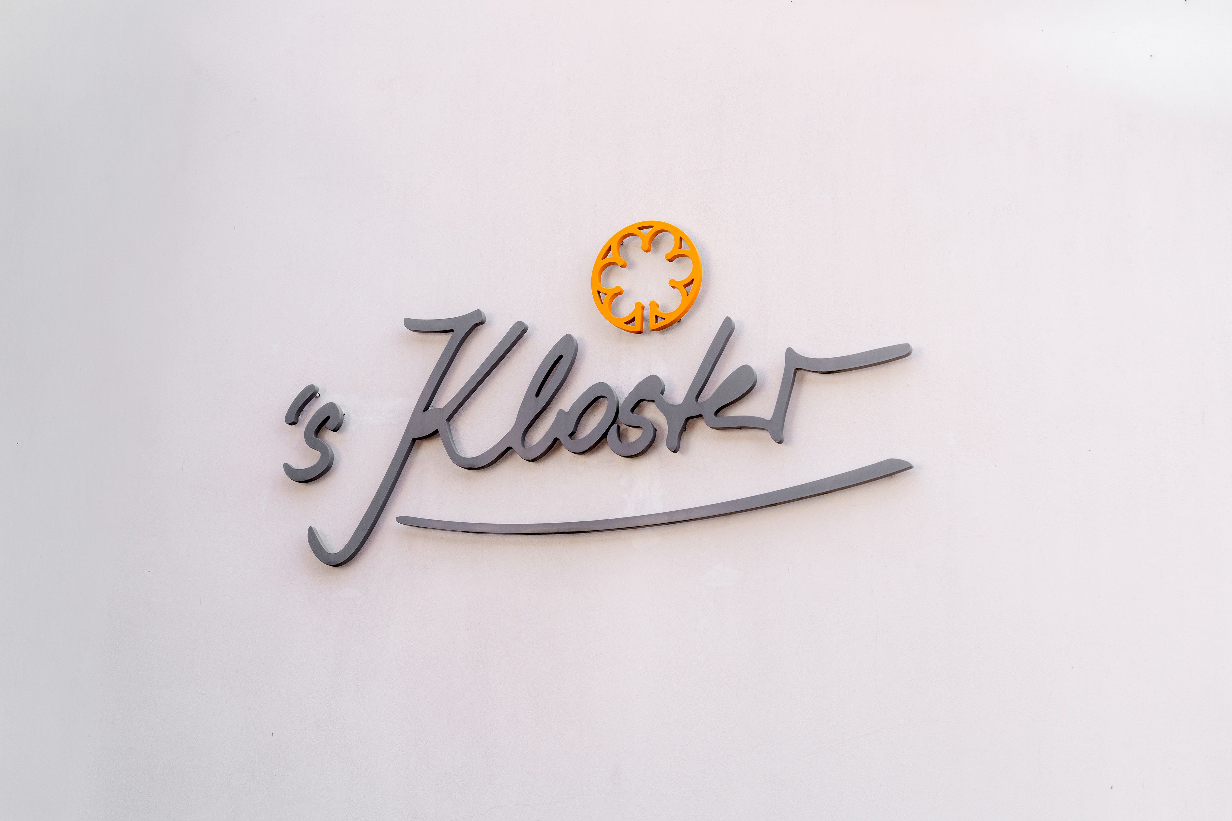 Logo des 's Kloster an einer weißen Wand