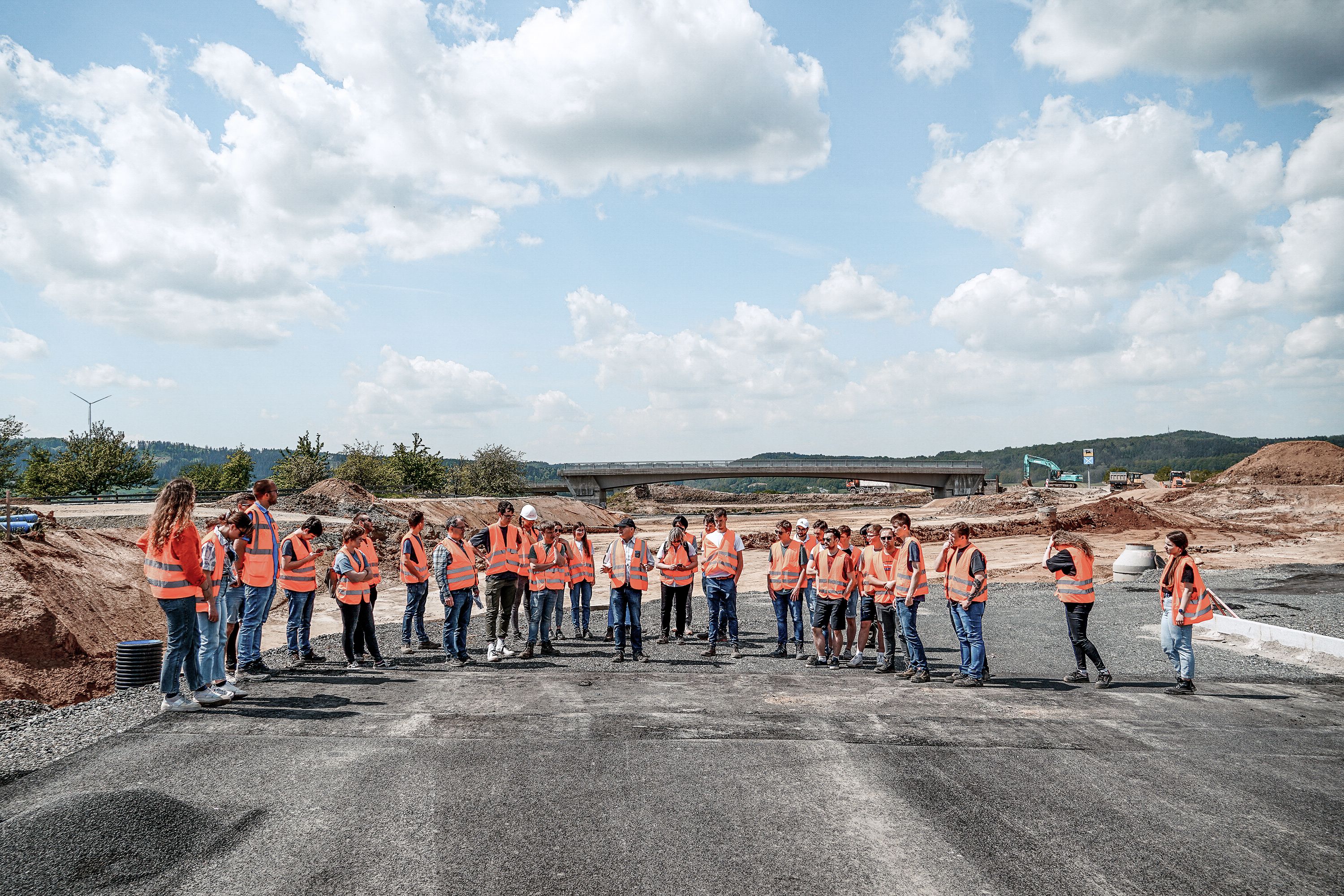 Studierende der Hochschule Coburg besichtigen Rädlinger Großbaustelle auf der A70 bei Thurnau