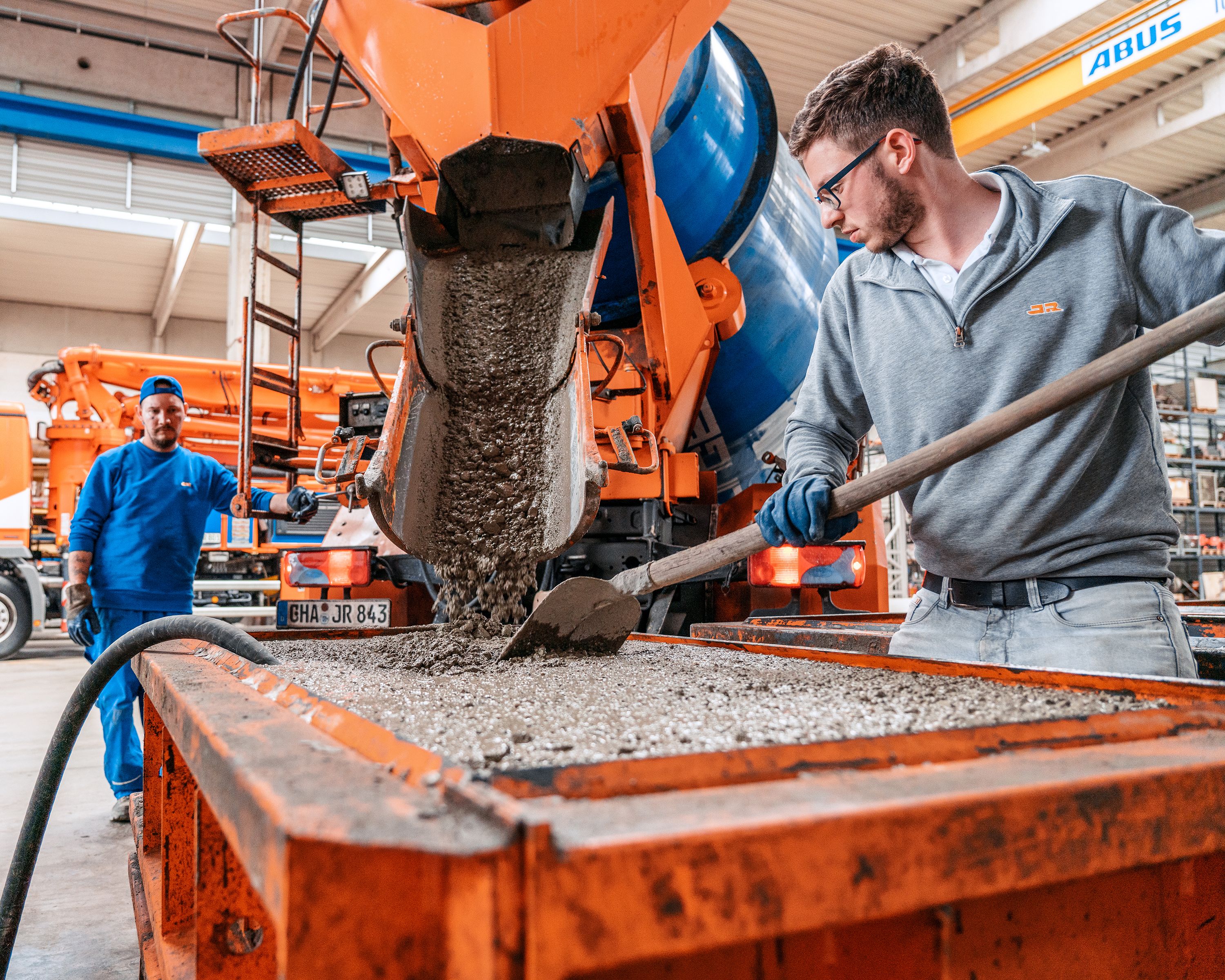 Betonprüfung bei Gießen eines Betonblocks