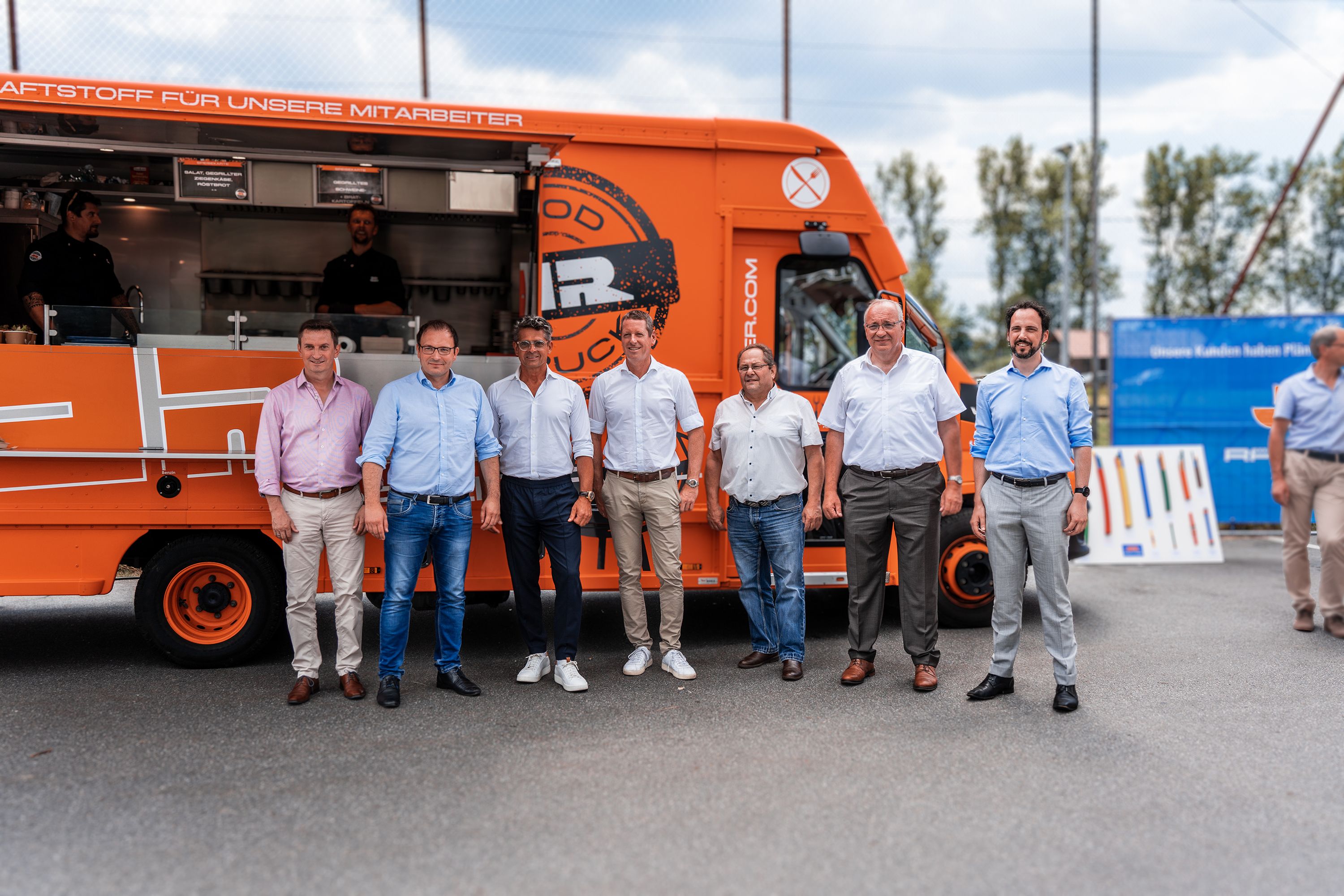 Glasfaserausbau Landkreis Cham: Die Projektzuständigen gemeinsam mit Landrat Franz Löffler vor JR Foodtruck