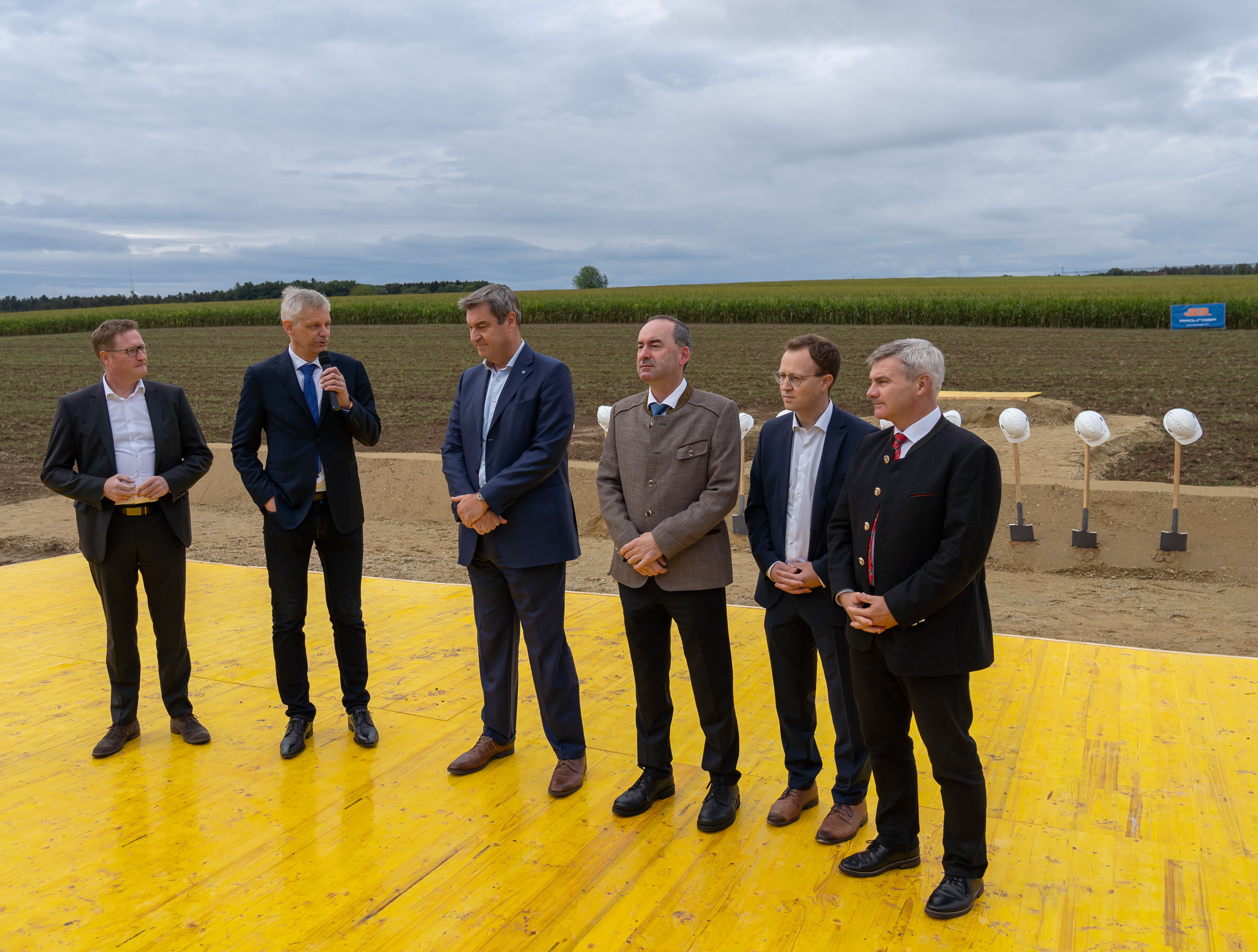 Der Spatenstich zum Elektrolyseur in Pfeffenhausen mit Ministerpräsident Markus Söder und Wirtschaftsminister Hubert Aiwanger.