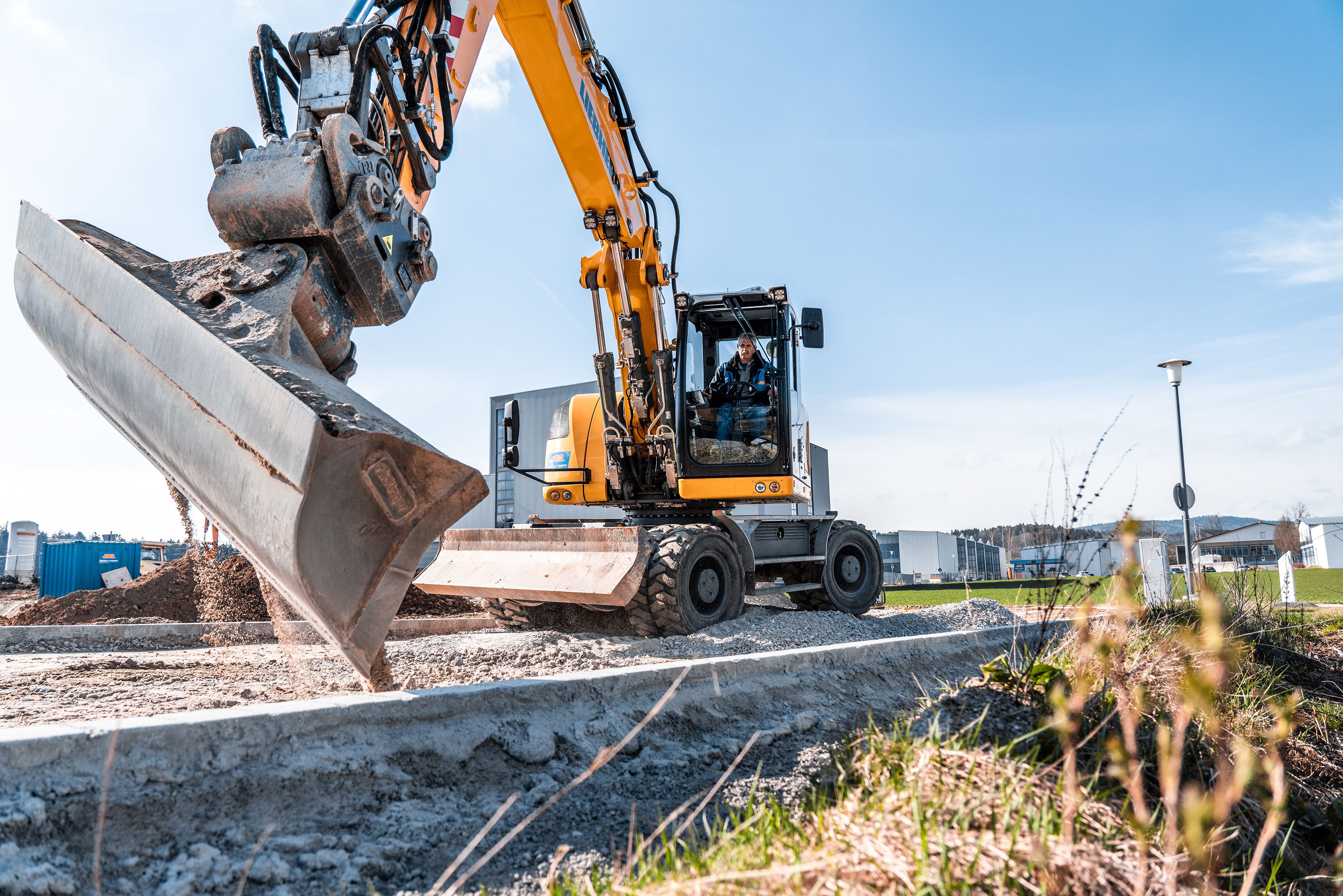 Bagger bei Aufschüttung der neuen Zufahrtsstraße zum Logistikzentrum