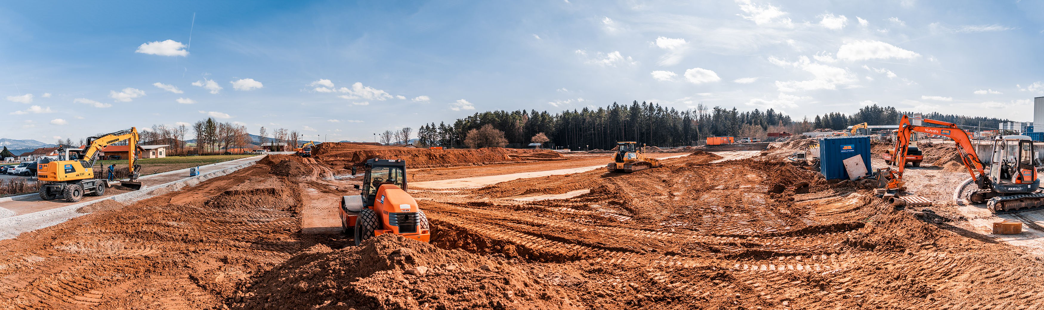 Panoramabild Erdarbeiten mittels Bagger, Walze und Raupe / Dozer