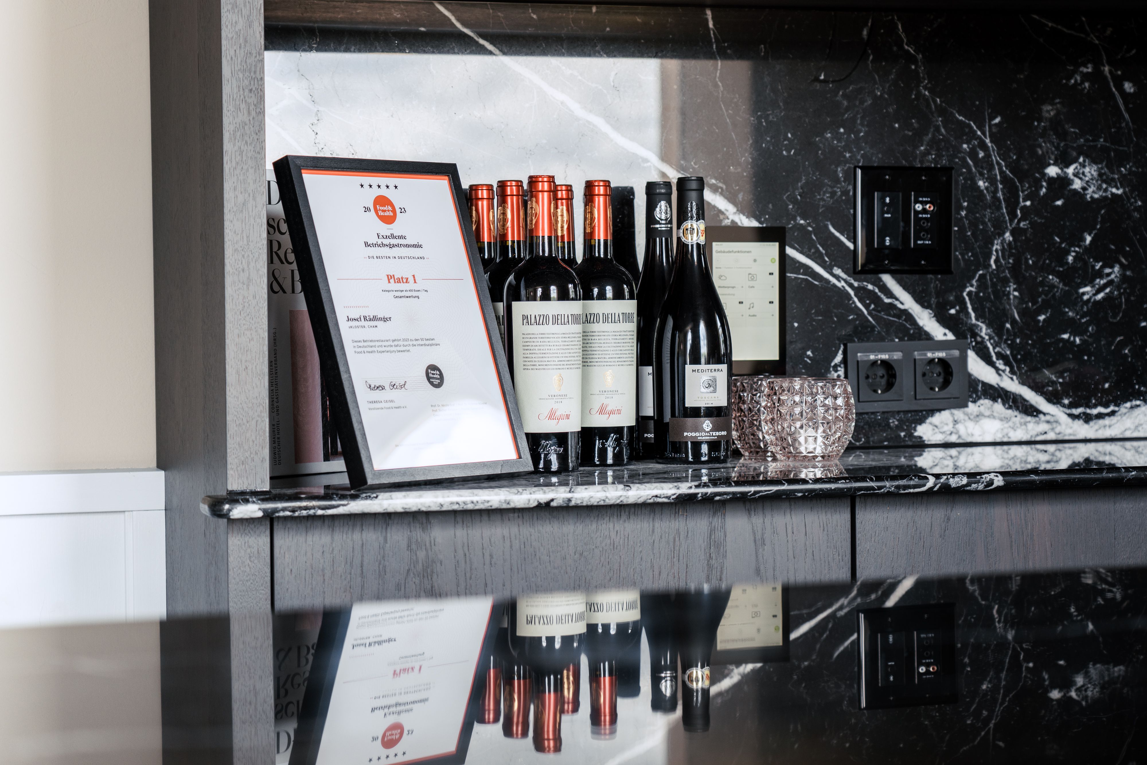 Siegerurkunde des Kantinenkontests steht eingerahmt auf der Theke im Mitarbeitendenrestaurant 's Kloster der Josef Rädlinger Unternehmensgruppe