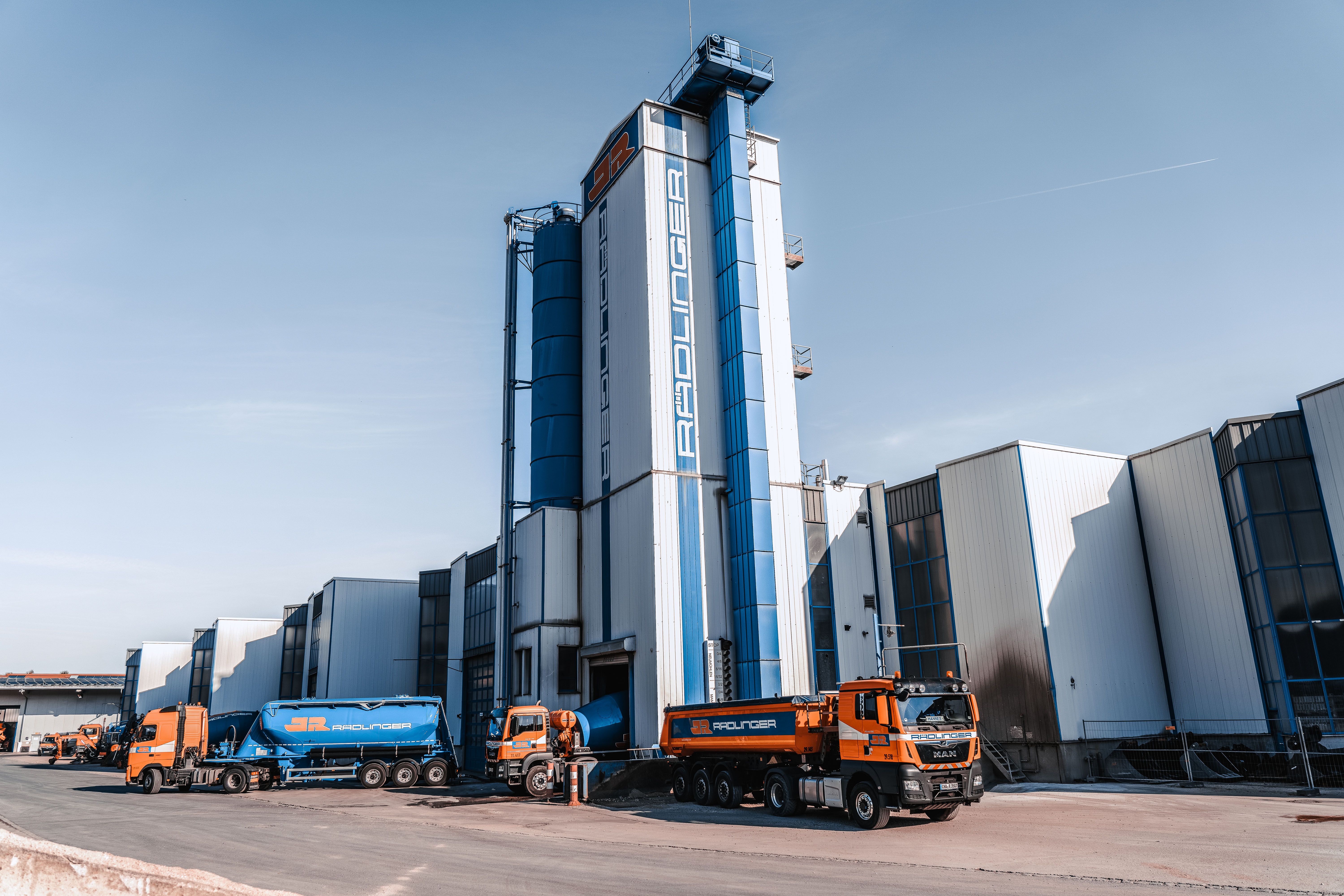 Firmeneigenes Betonwerk: Das Betonwerk von außen, im Vordergrund drei Fahrzeuge der Firma Josef Rädlinger