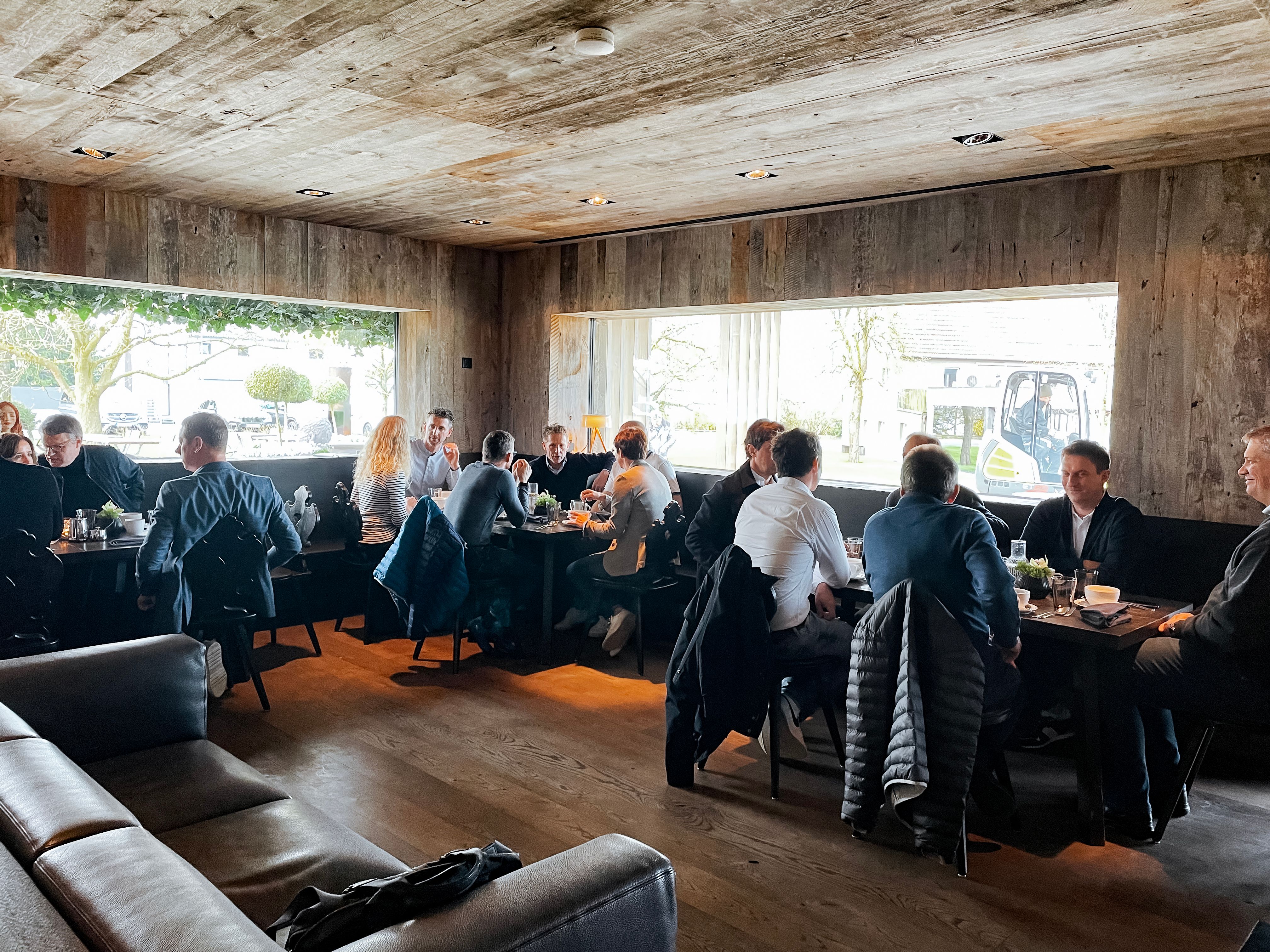 JR Führungskräfteseminar 2023: Führungskräfte sitzen in einem Restaurant und unterhalten sich