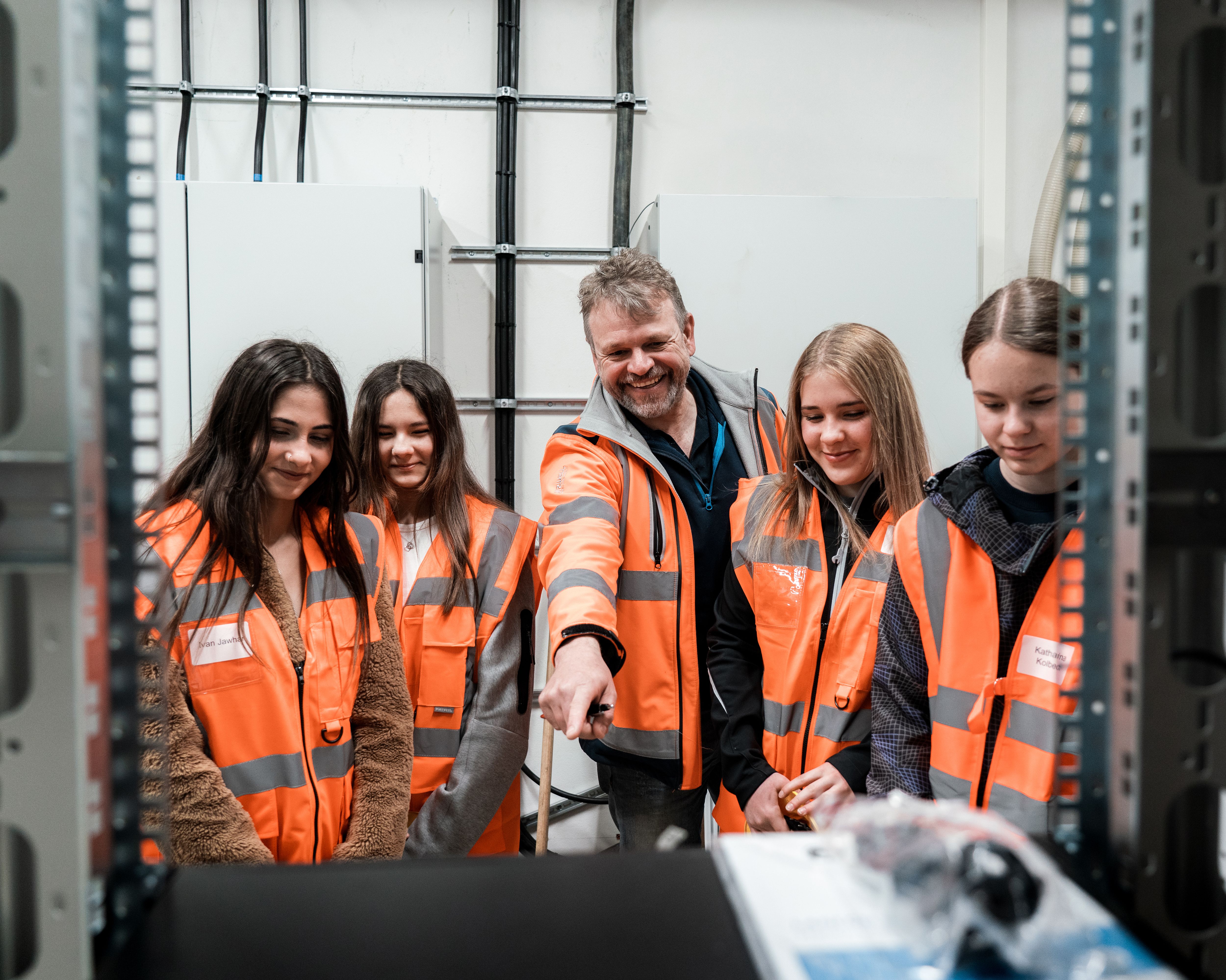 Girlsday 2023 bei Rädlinger: Mädels bei der Baustellenbesichtigung im Seniorenheim in Zandt