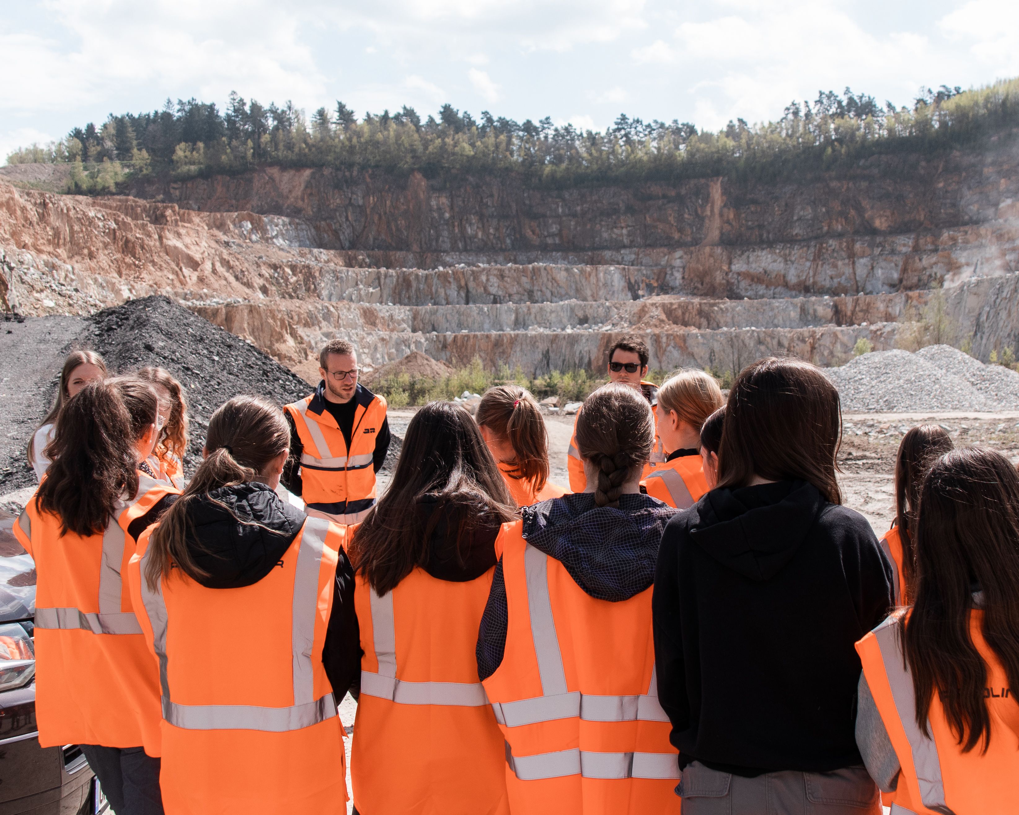 Girlsday 2023 bei Rädlinger: Mädels bei der Besichtigung des Steinbruchs Blauberg in Runding