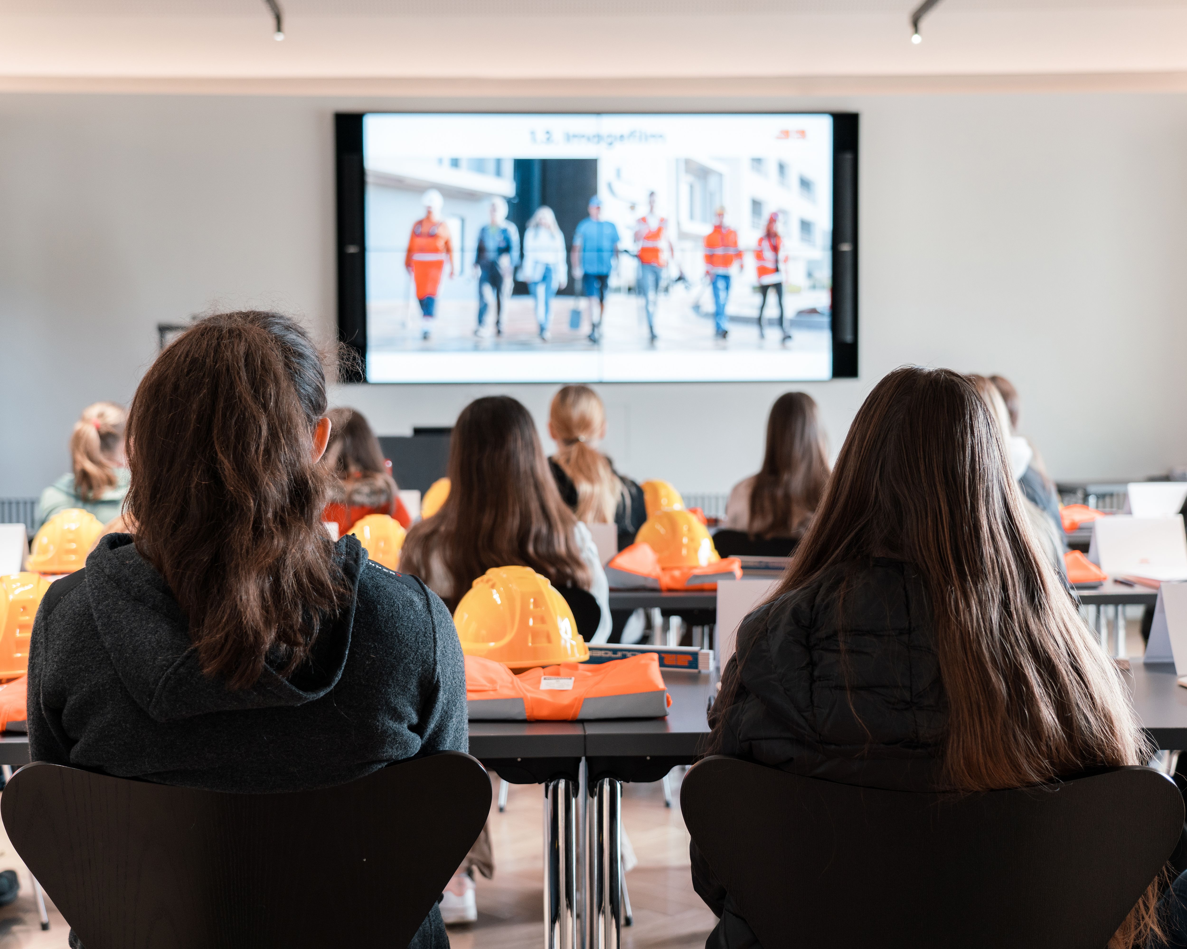 Girlsday 2023 bei Rädlinger: Teilnehmerinnen verfolgen einen Vortrag zur Ausbildung bei der Josef Rädlinger Unternehmensgruppe