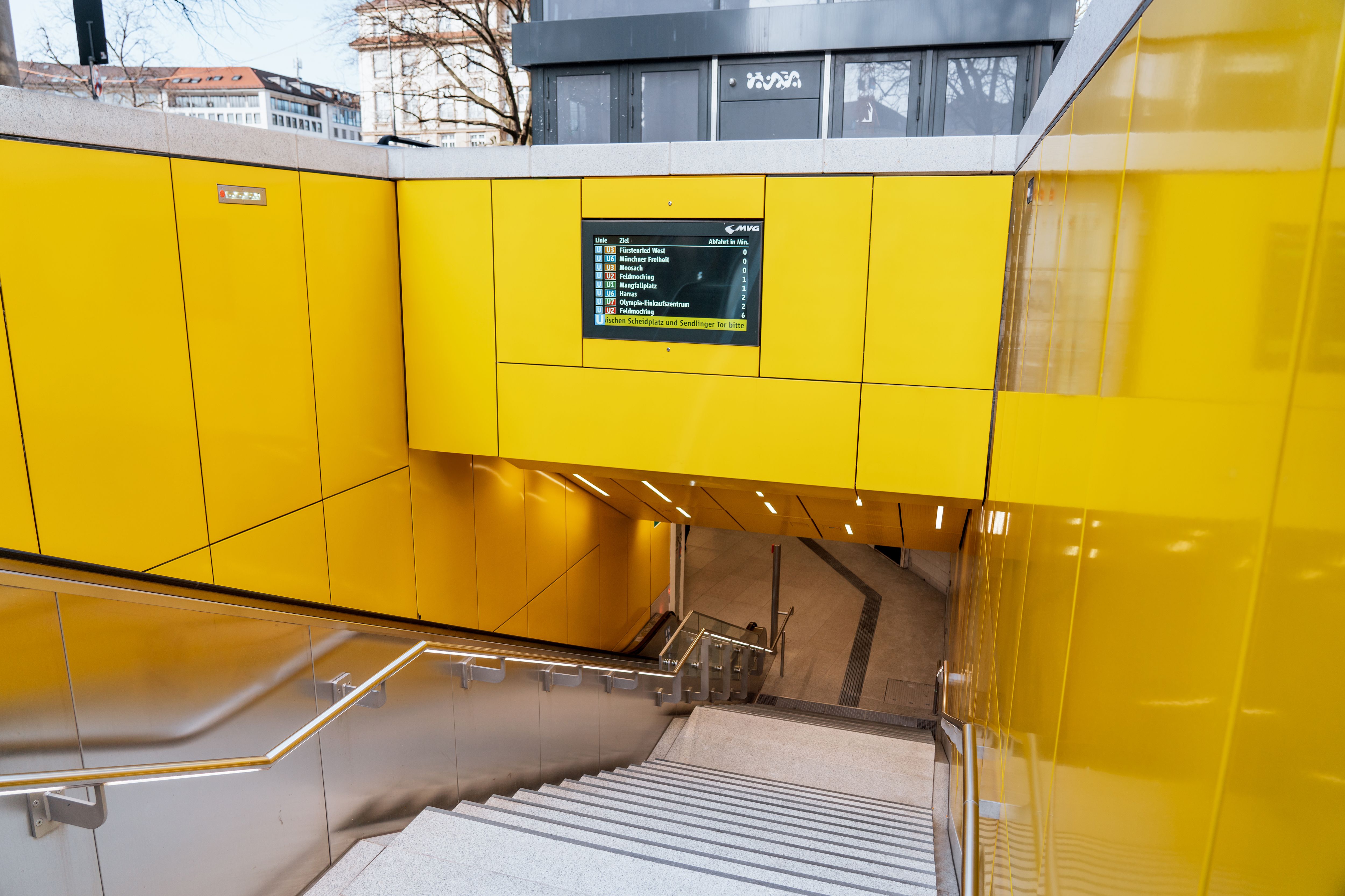 Umbau U-Bahnhof Sendlinger Tor München: neuer Abgang in die U-Bahnstation mit Treppe und Rolltreppe