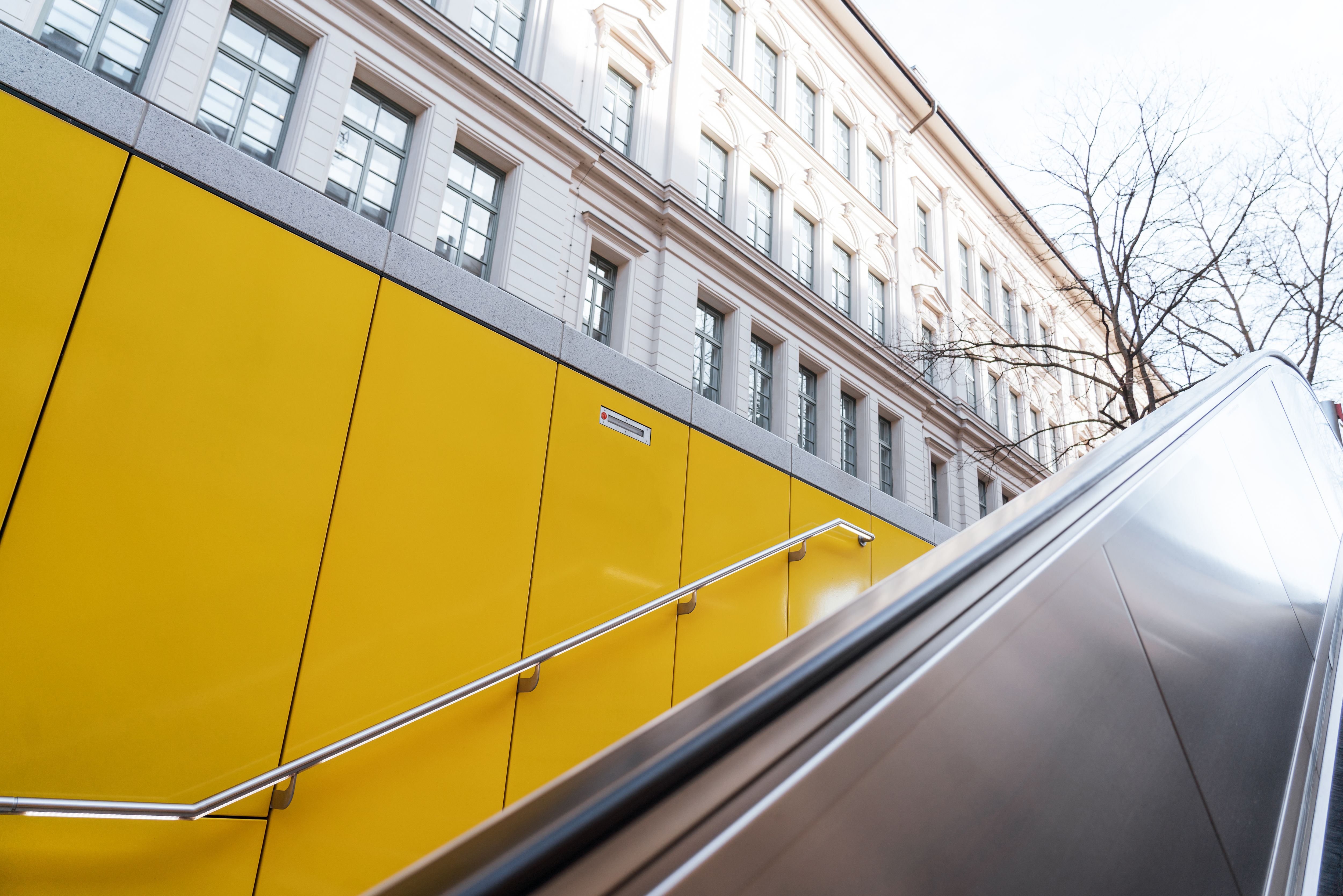Umbau U-Bahnhof Sendlinger Tor München: Aufgang mit Treppe und Rolltreppe von der U-Bahnstation in die Stadt