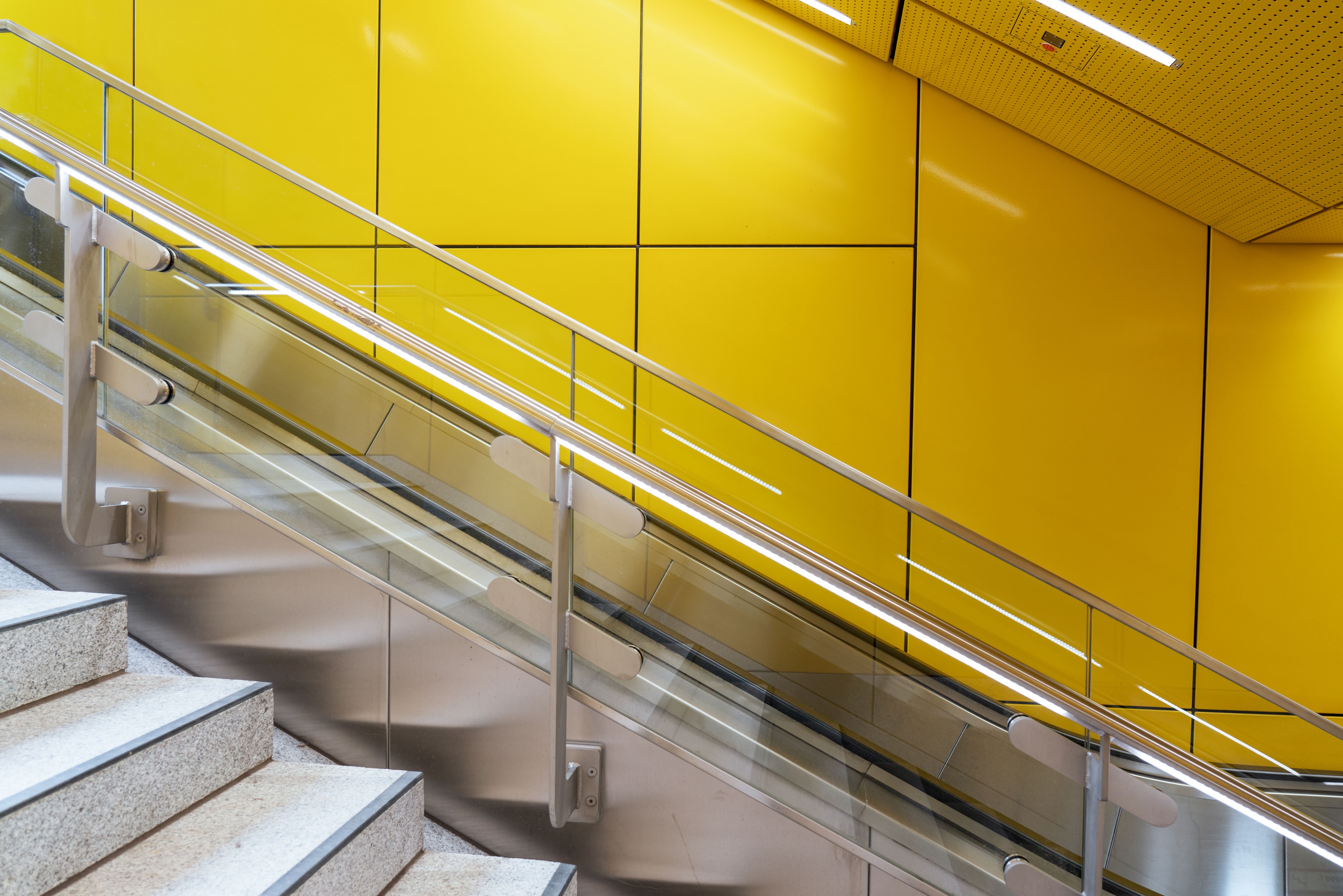 Umbau U-Bahnhof Sendlinger Tor München: Aufgang von der U-Bahnstation mit Treppe und Rolltreppe