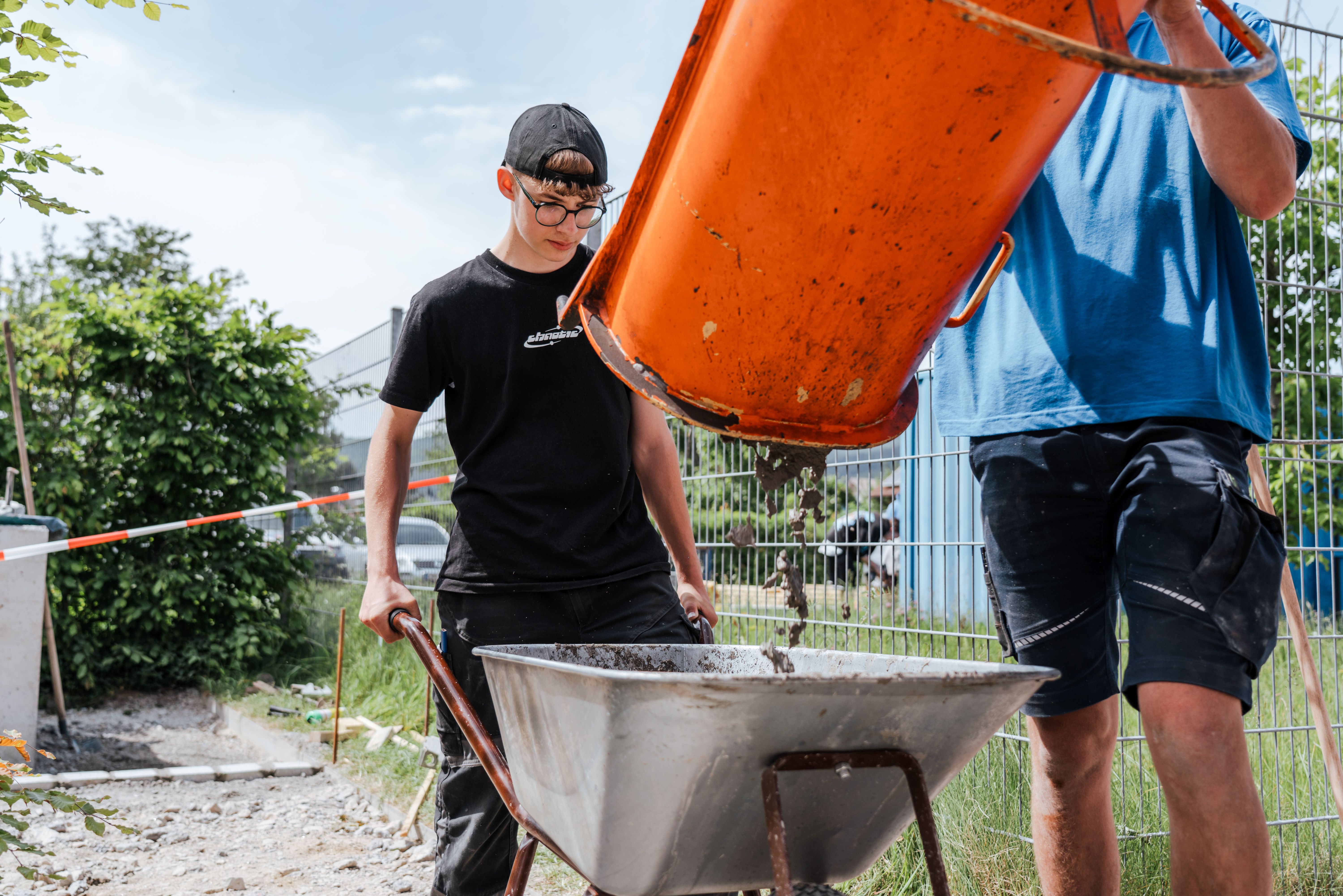 Der frische Beton kommt direkt aus dem Mischer in den Schubkarren zum Weitertransport.