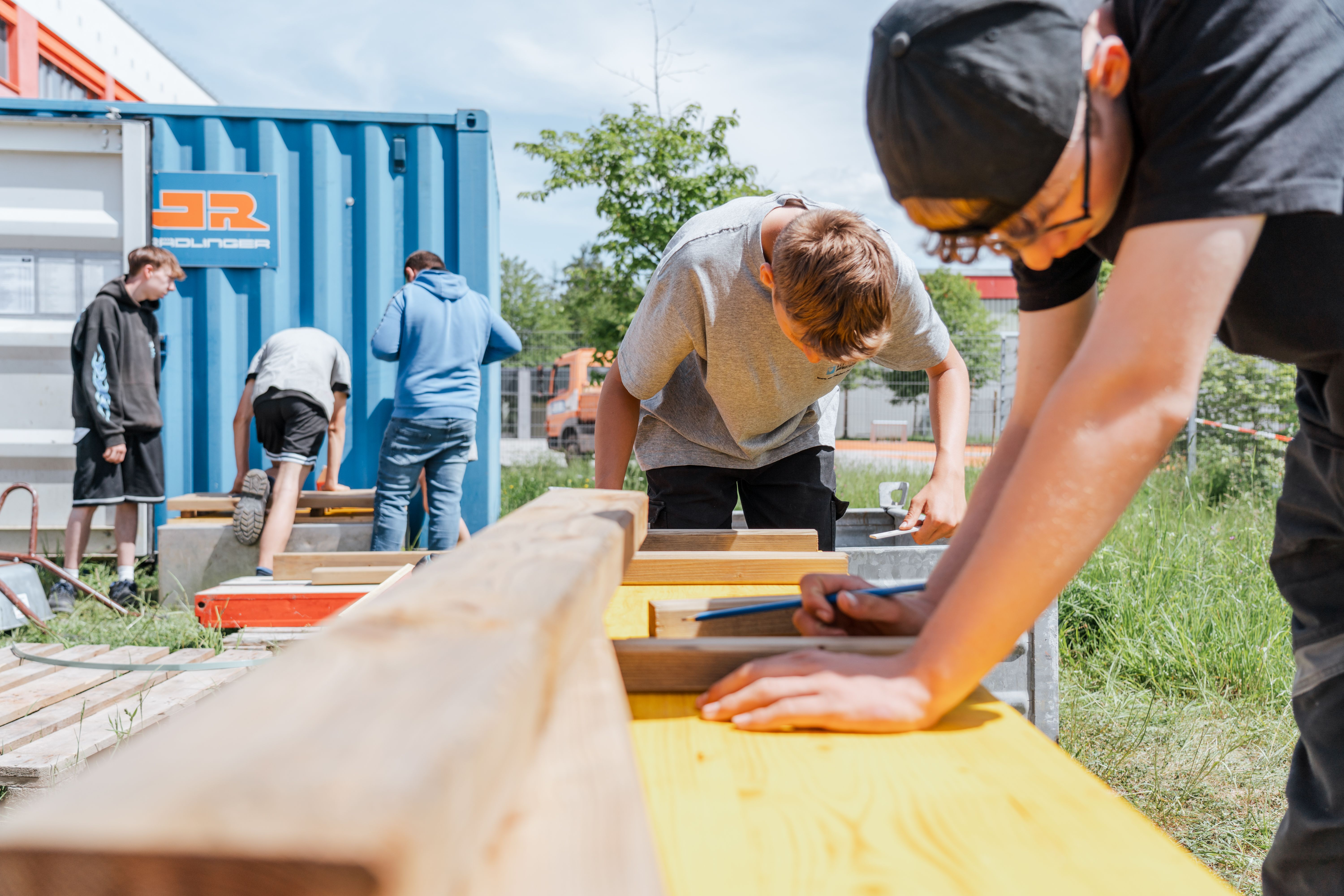 Die Fläche für die Position der Holzkonstruktion auf dem Beton muss genau eingezeichnet werden.