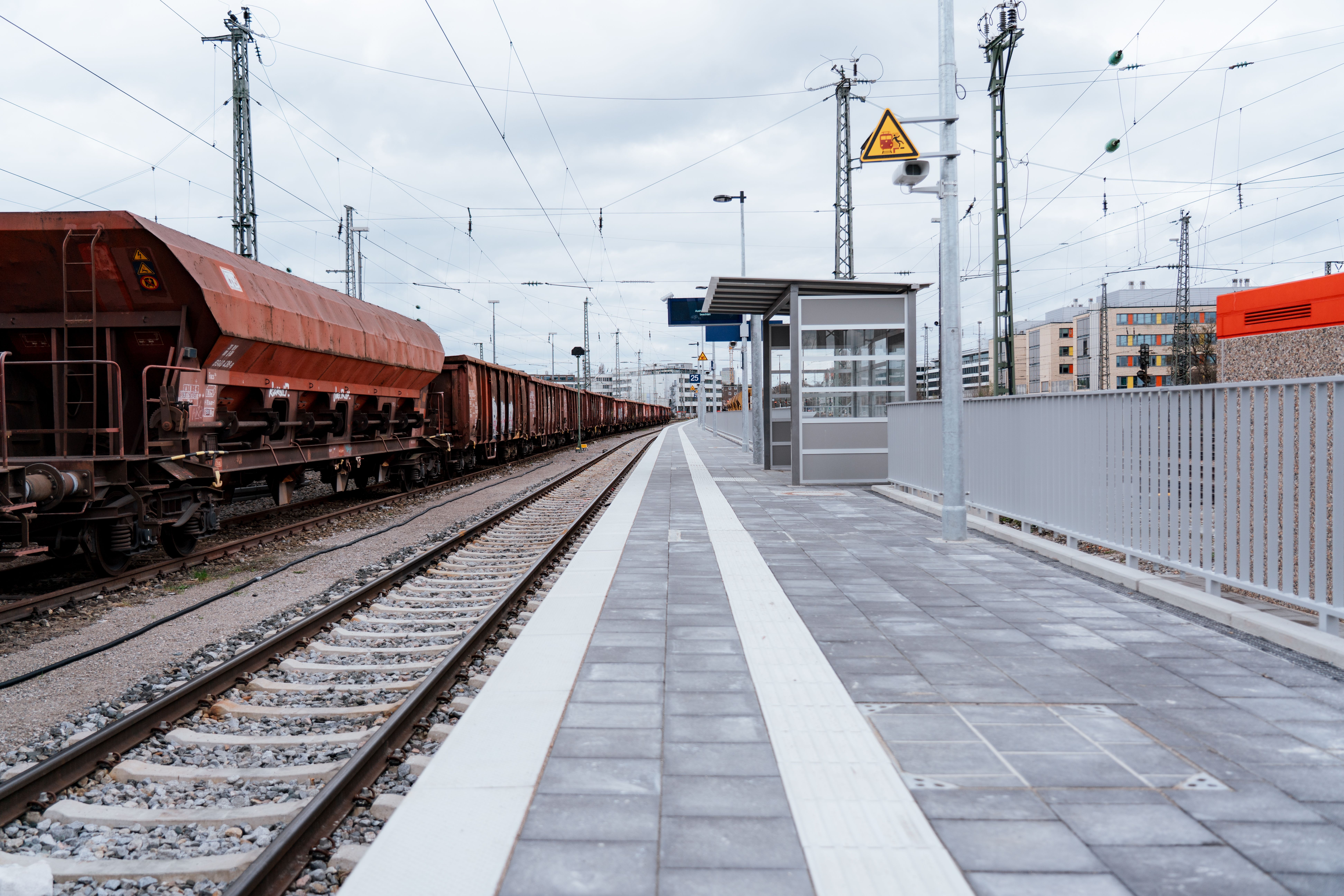 Autoreisezuganlage am Südbahnhof München: Gleis und Bahnsteig