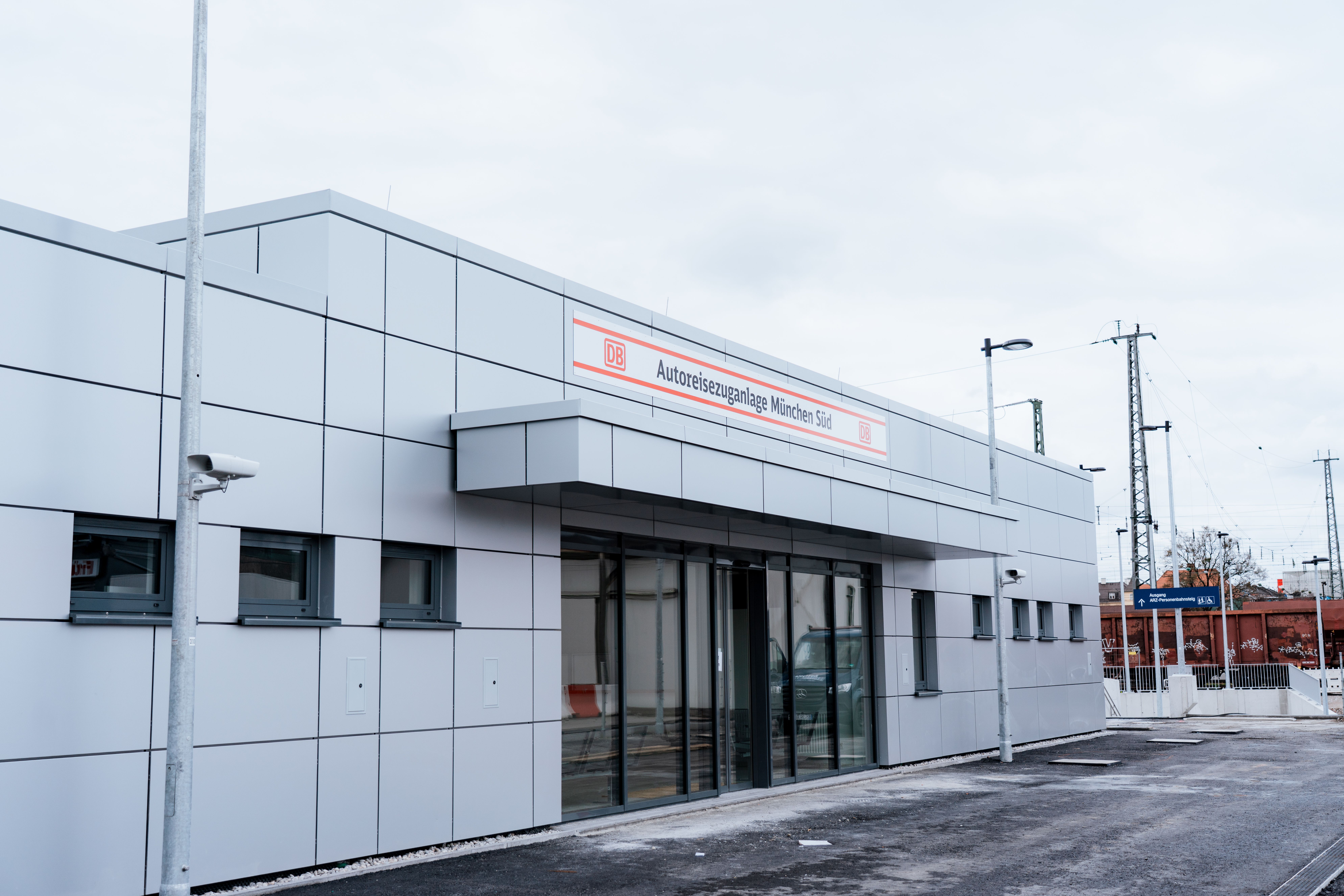 Autoreisezuganlage am Südbahnhof München: Servicegebäude von außen