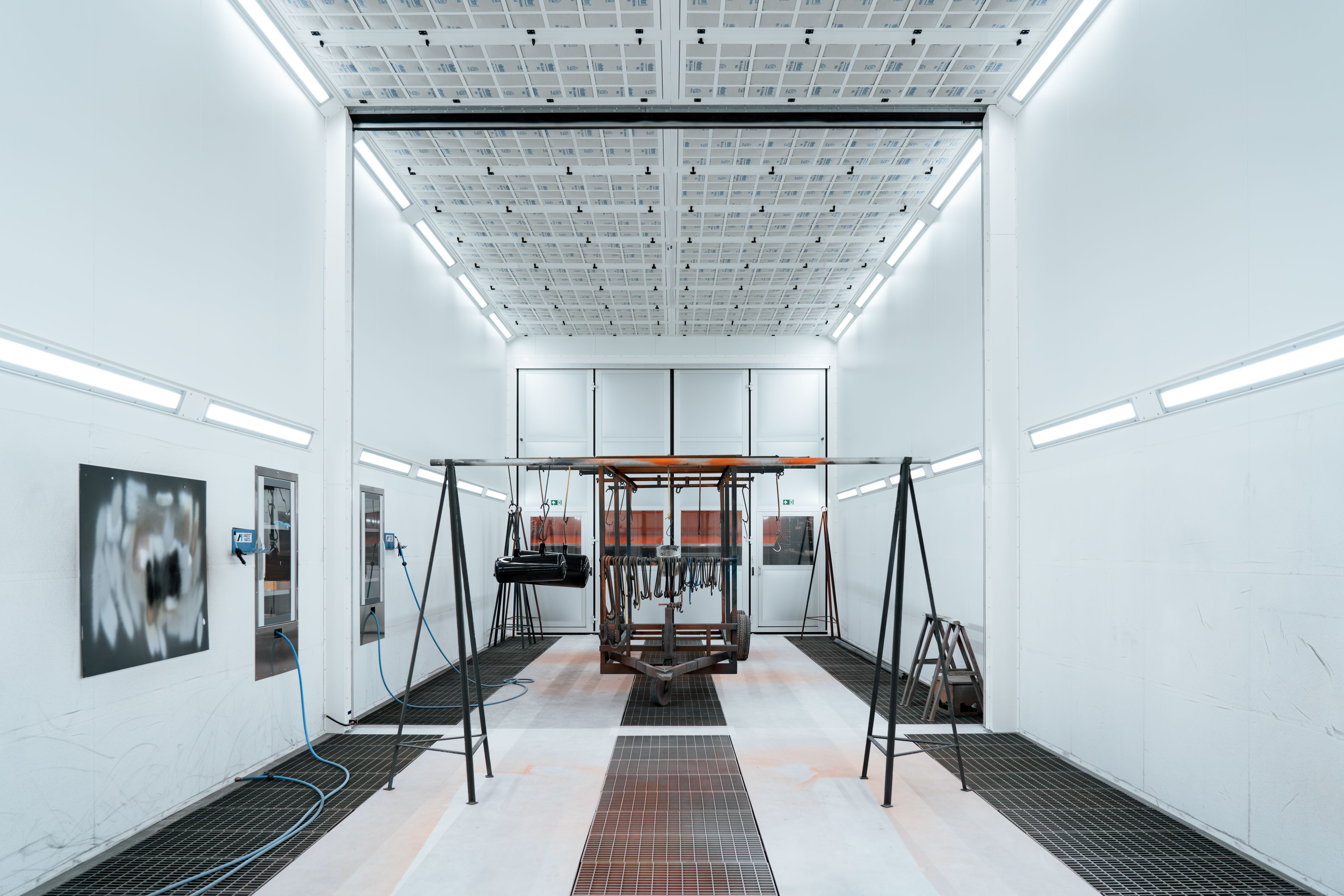 Blick in die Lakierkabine der Werkstatt