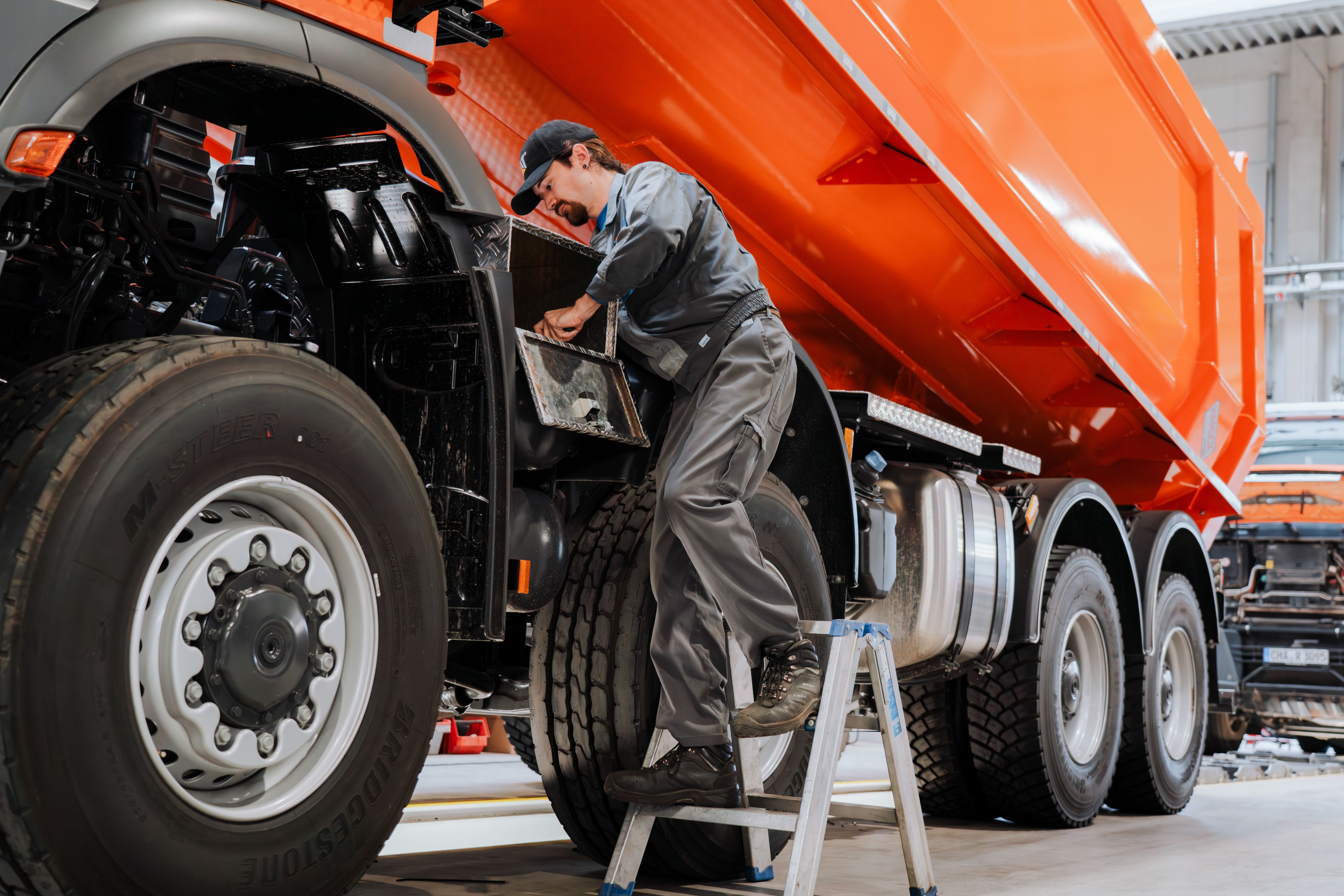 Mechaniker bei der Reparatur eines Kippers