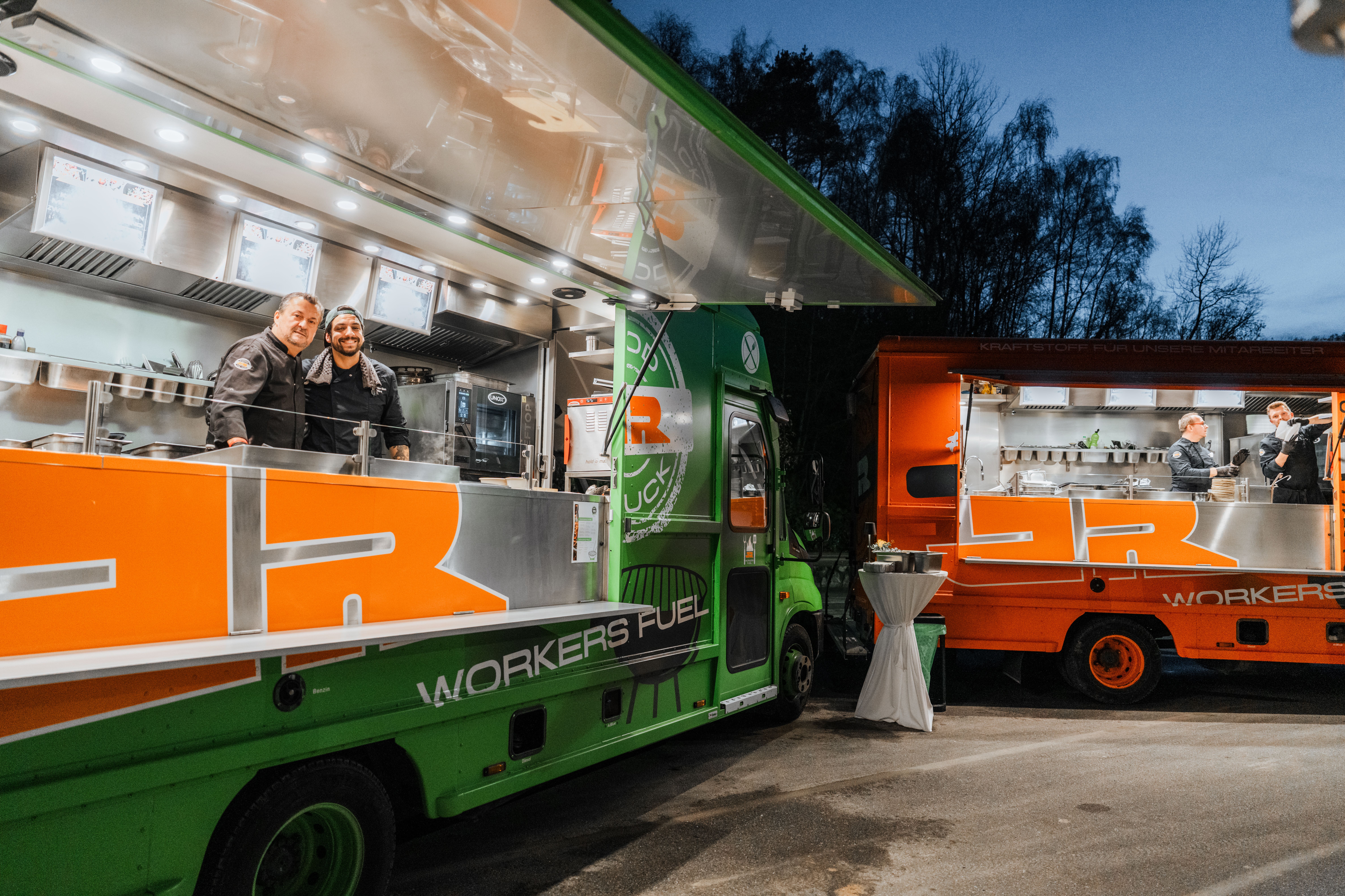 Zwei der JR Foodtrucks vor dem Gebäude