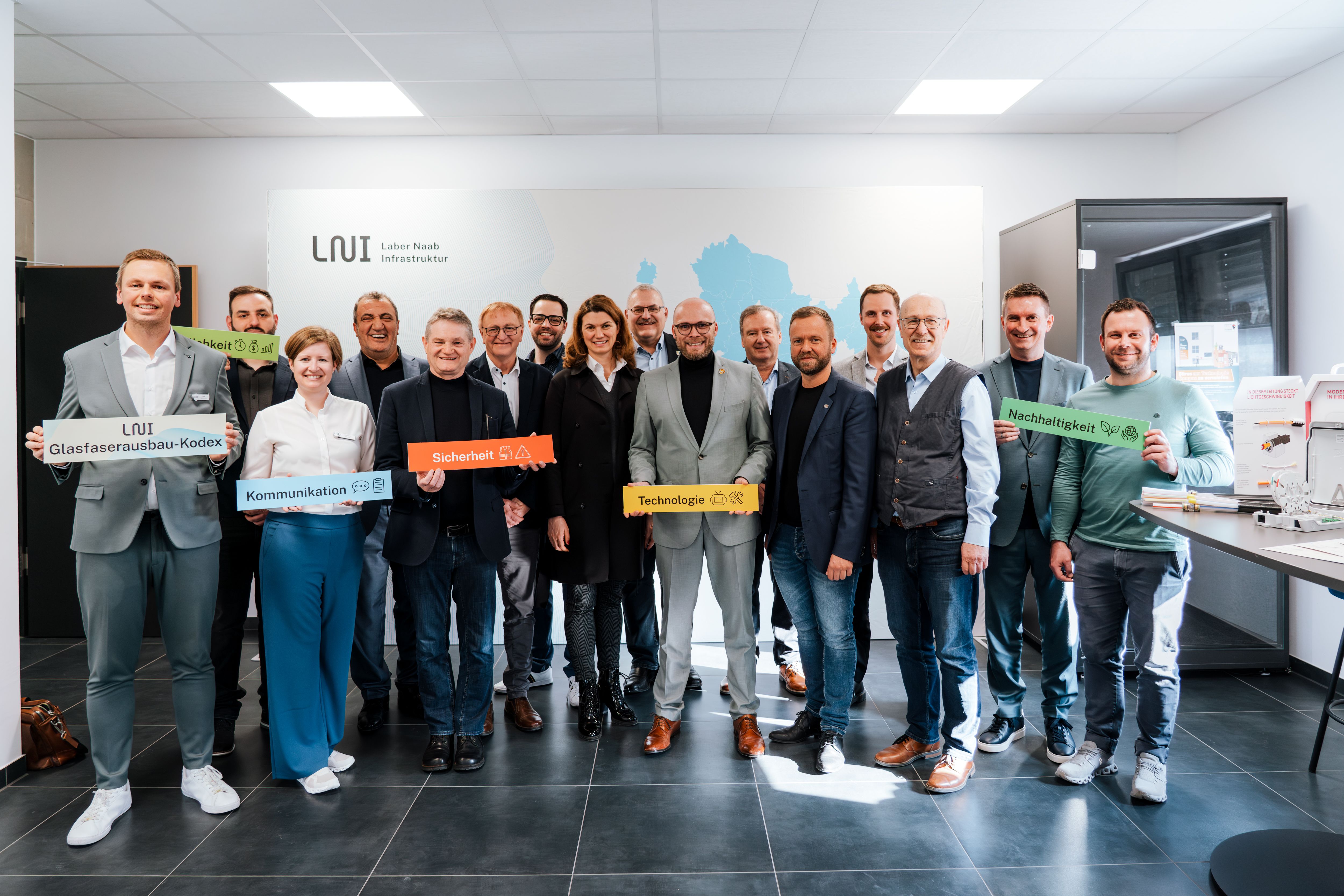 Vertreterinnen und Vertretern der LNI und der Partnerfirmen sowie Dr. Fabian Mehring, Bayerischer Staatsminister für Digitales, bei der symbolischen Vertragsunterzeichnung für den Breitbandausbau in den Landkreisen Regensburg und Neumarkt, Gruppenfoto