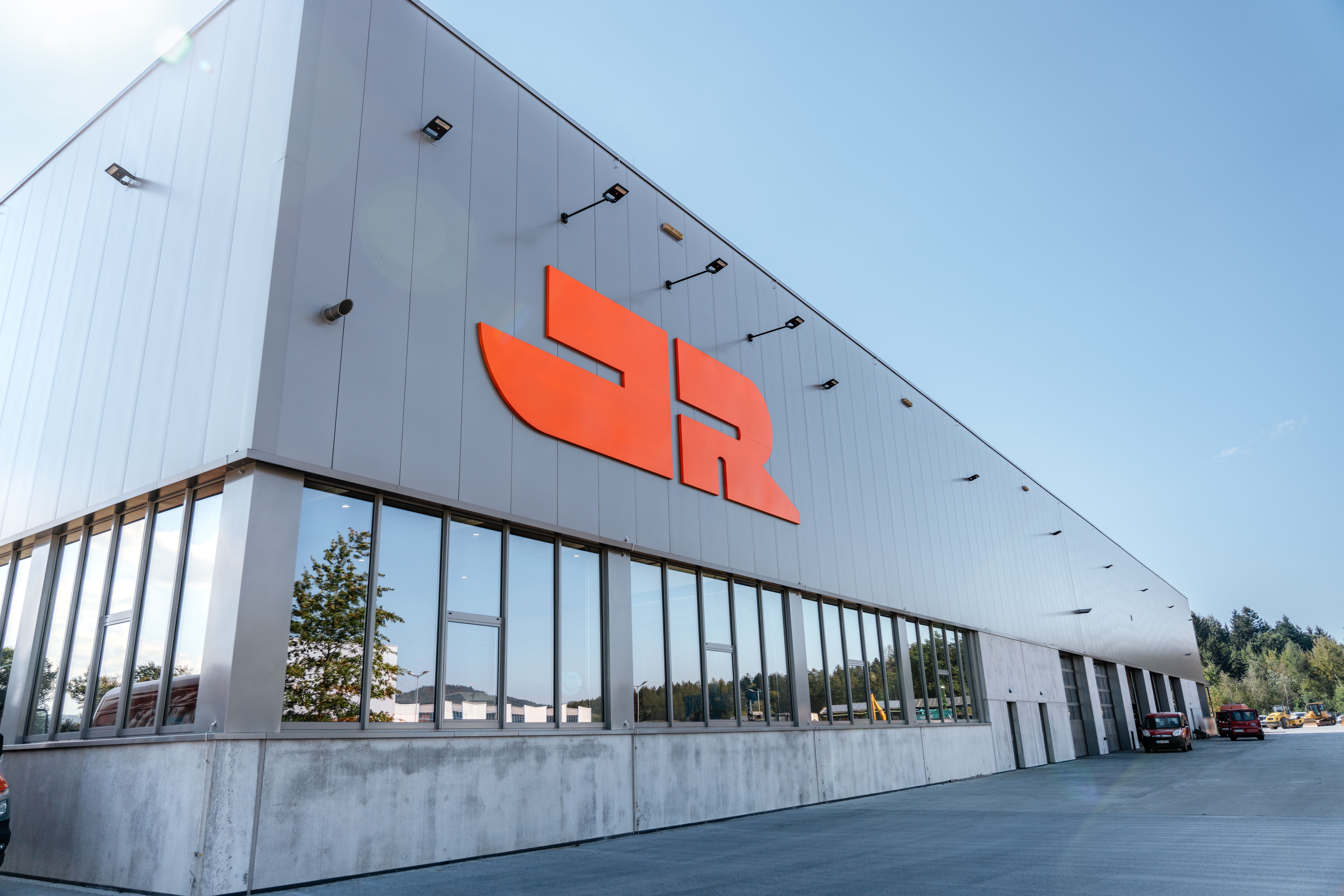 Fassade des Werkstatt- und Logistikzentrums in Weiding von außen