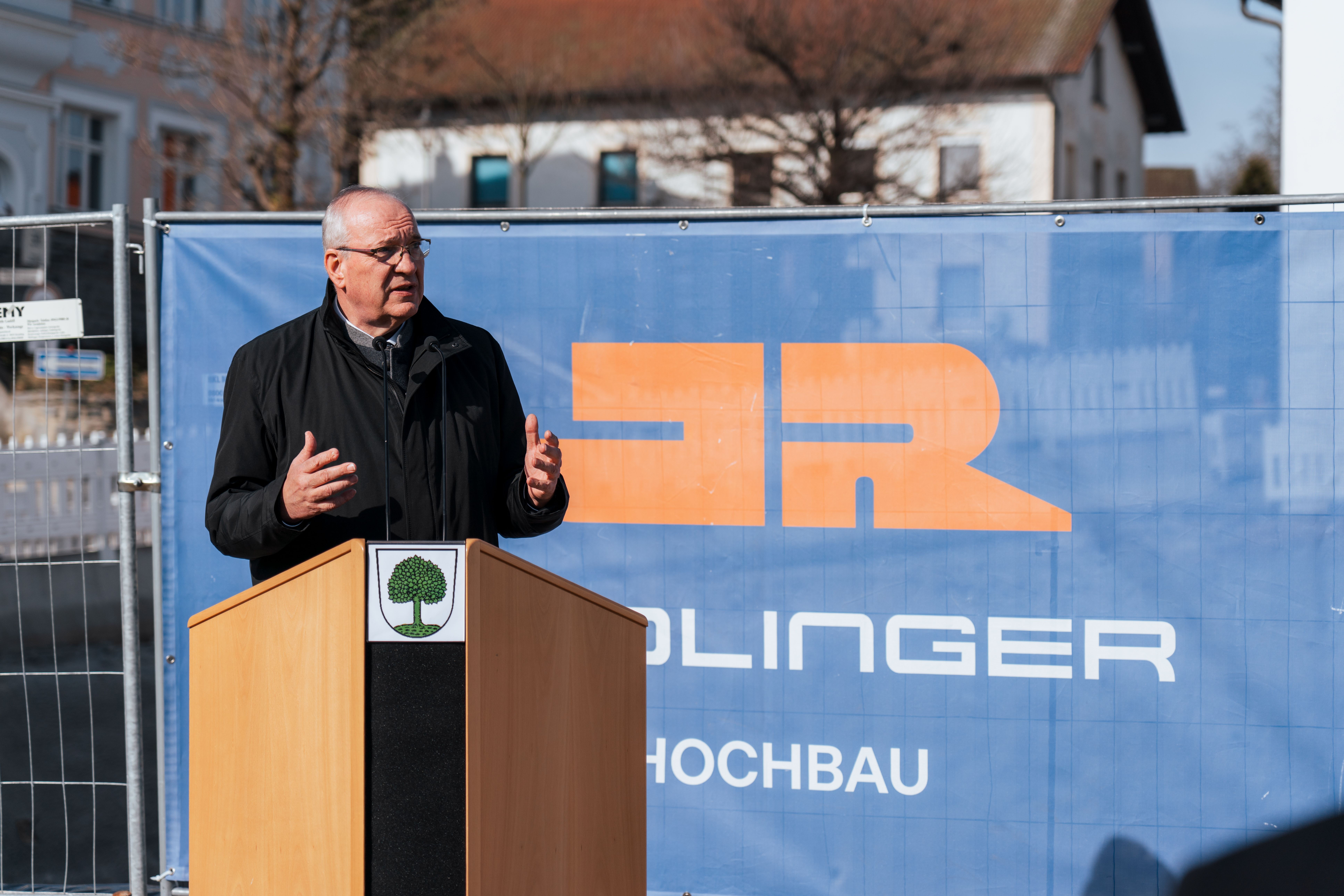 Chams Landrat Franz Löffler hält eine Rede auf der Baustelle