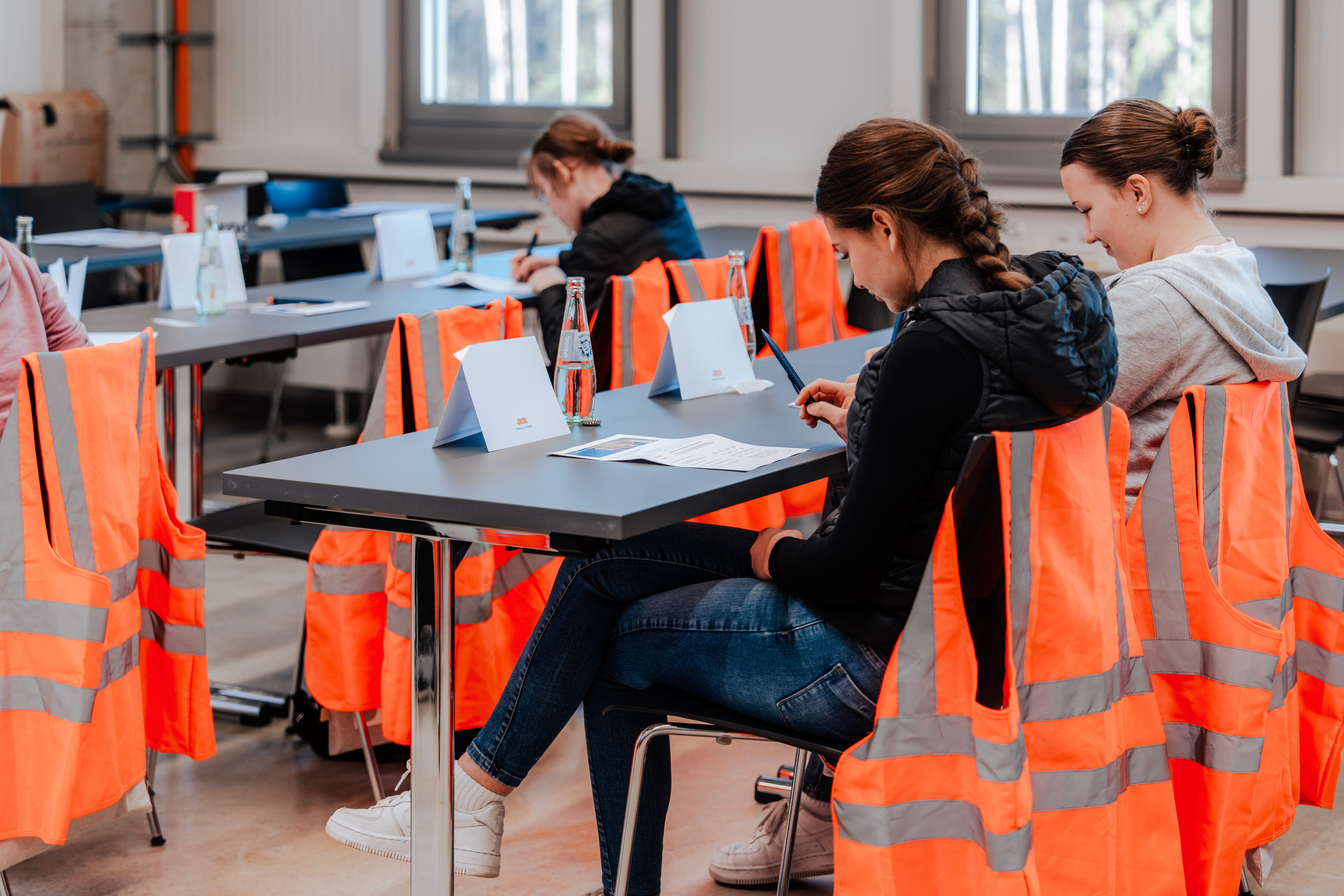 Girls’ Day bei JR: Eine Gruppe von Schülerinnen blickt neugierig hinter die Kulissen, lernt verschiedene Arbeitsbereiche kennen und sammelt erste praktische Erfahrungen in einem modernen Unternehmensumfeld.