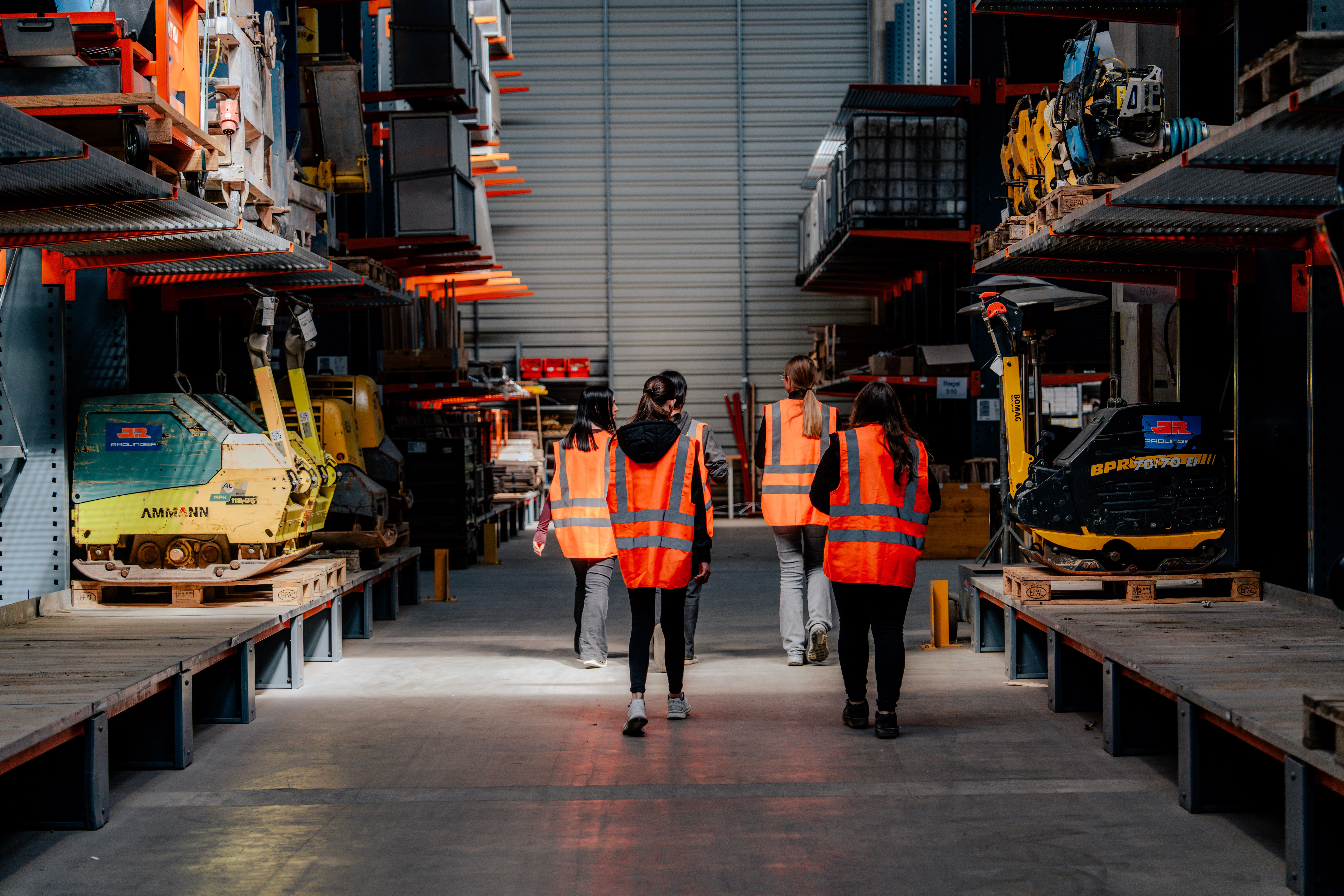 Girls’ Day bei JR: Eine Gruppe von Schülerinnen blickt neugierig hinter die Kulissen, lernt verschiedene Arbeitsbereiche kennen und sammelt erste praktische Erfahrungen in einem modernen Unternehmensumfeld.