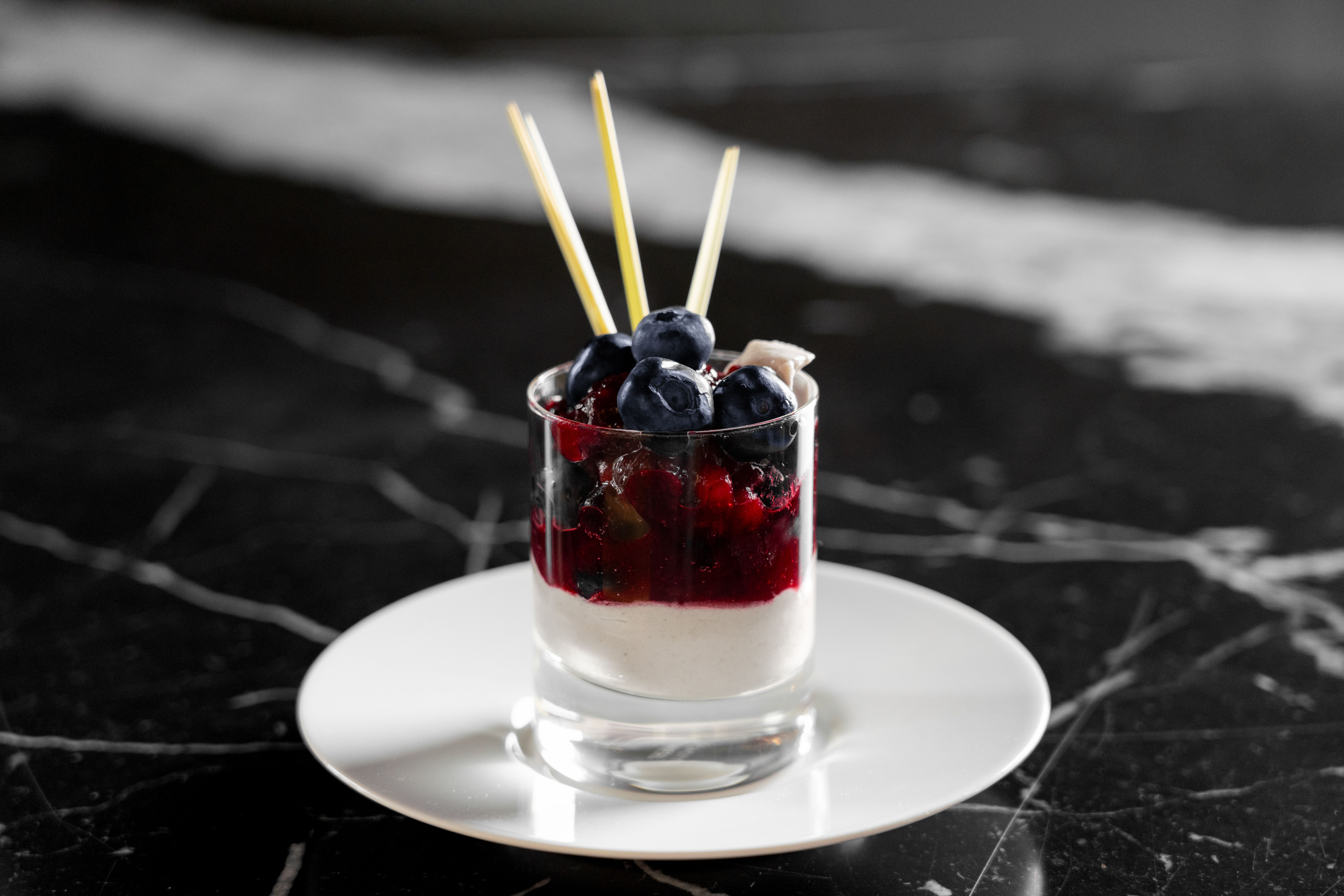 Beerencocktail mit Kokosschaum