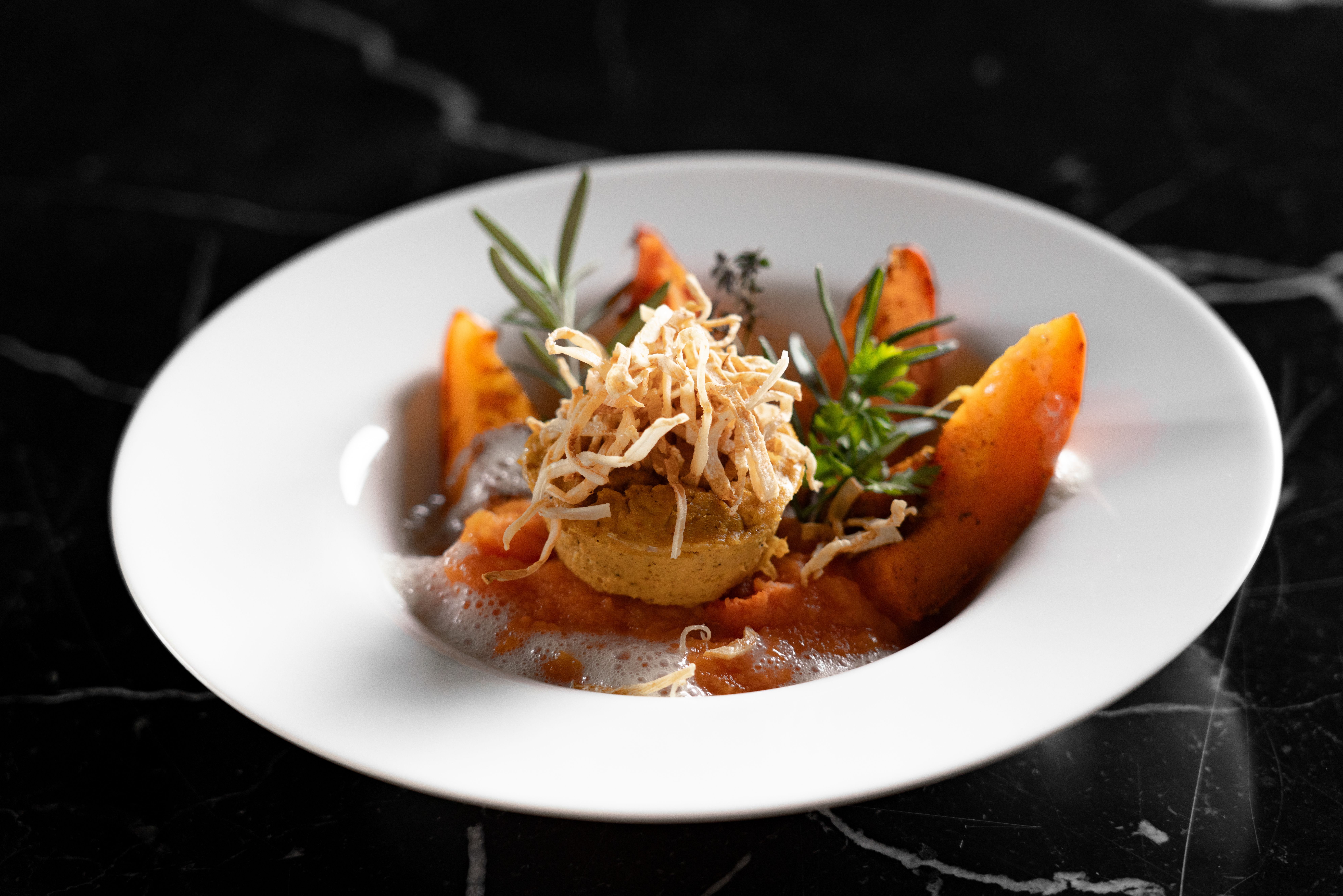 Ofen-Kürbis mit Karottenpüree und Karottenflan samt Rosmarinsauce