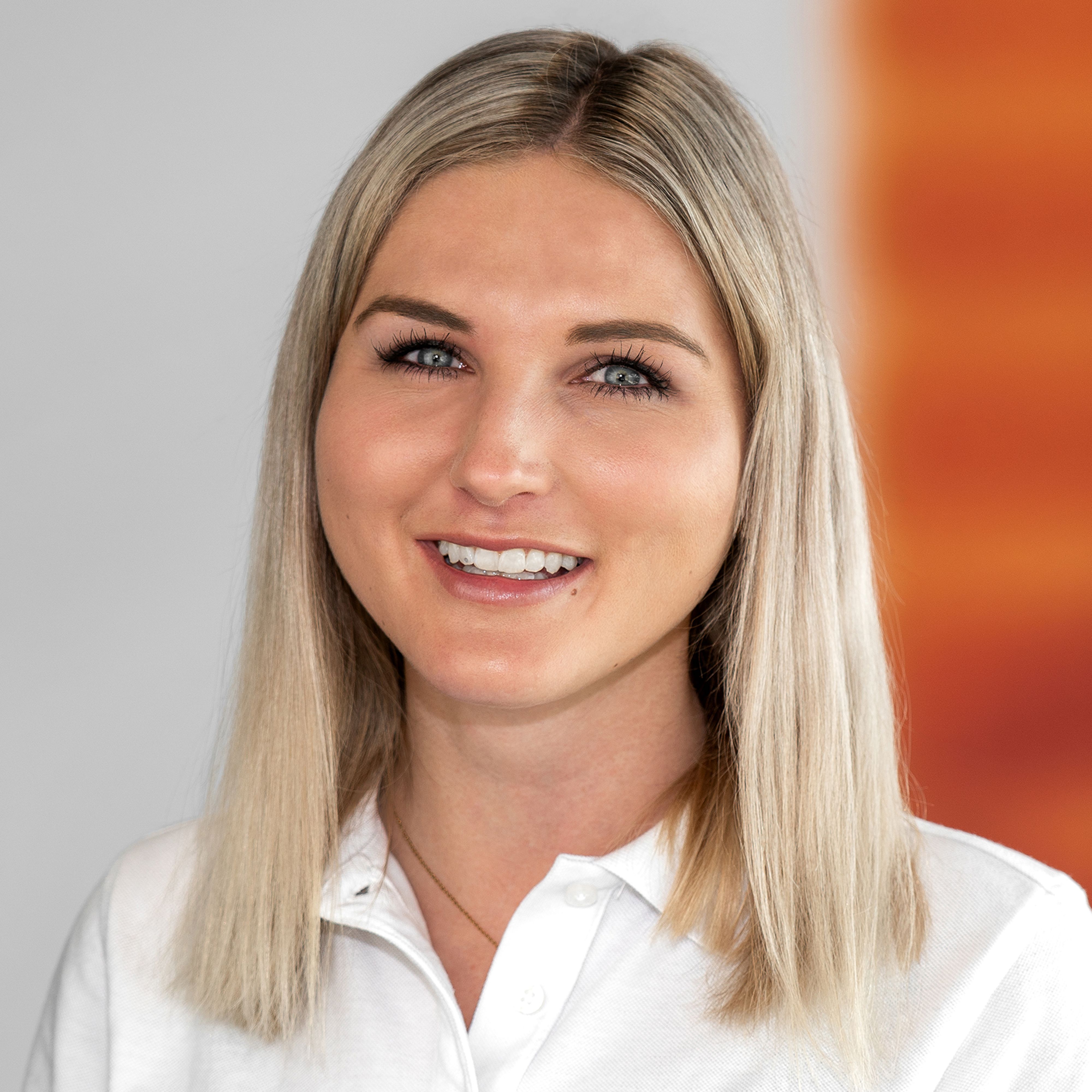 Portrait Nathalie Hirmer, Gruppenleiterin Personalbetreuung, Josef Rädlinger Bauunternehmen GmbH