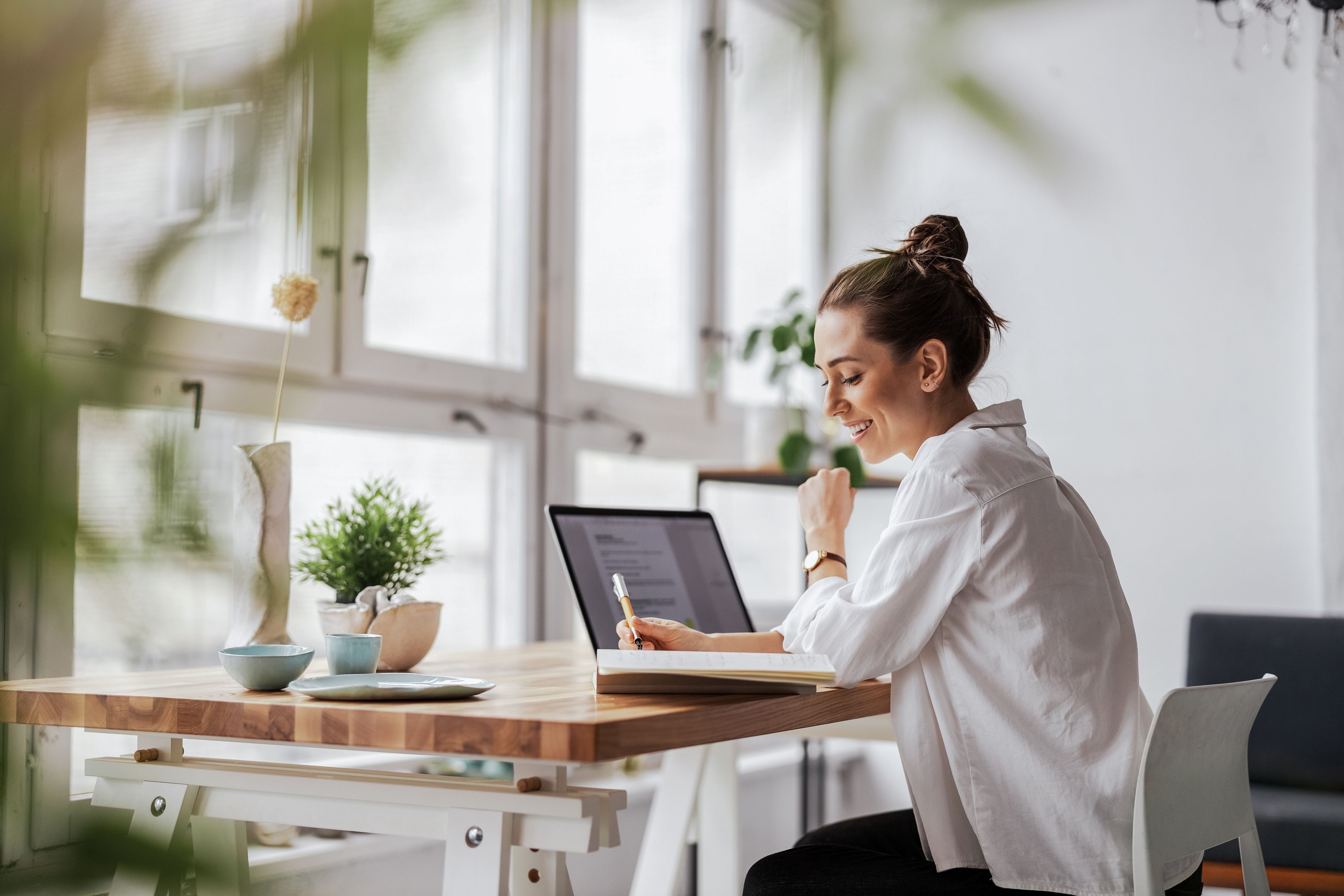 Homeoffice-Möglichkeit bei Rädlinger, Mitarbeiterin am Schreibtisch im Home Office