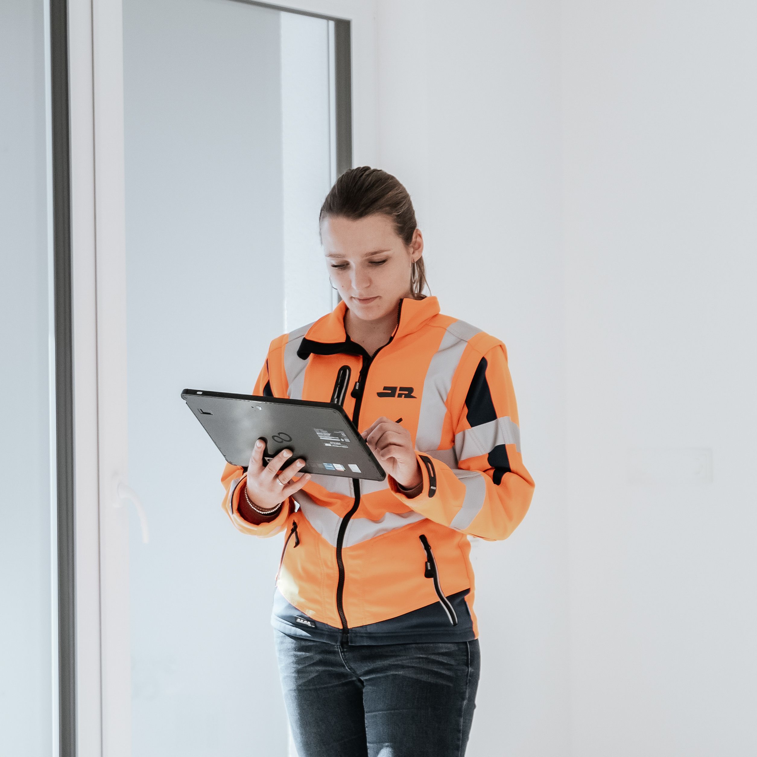 Rädlinger Bauleiterin bei einer Projektabnahme mit Tablet