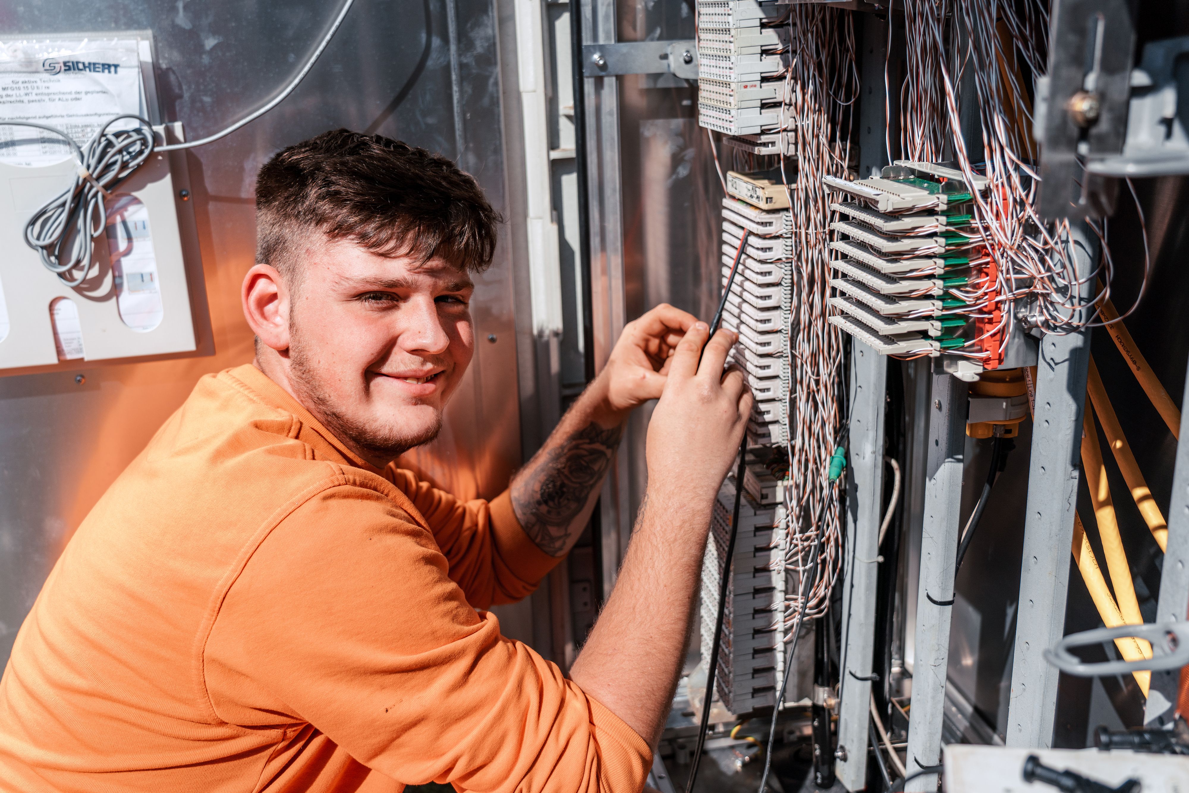 Mitarbeiter überprüft Telefonleitungen auf Störungen