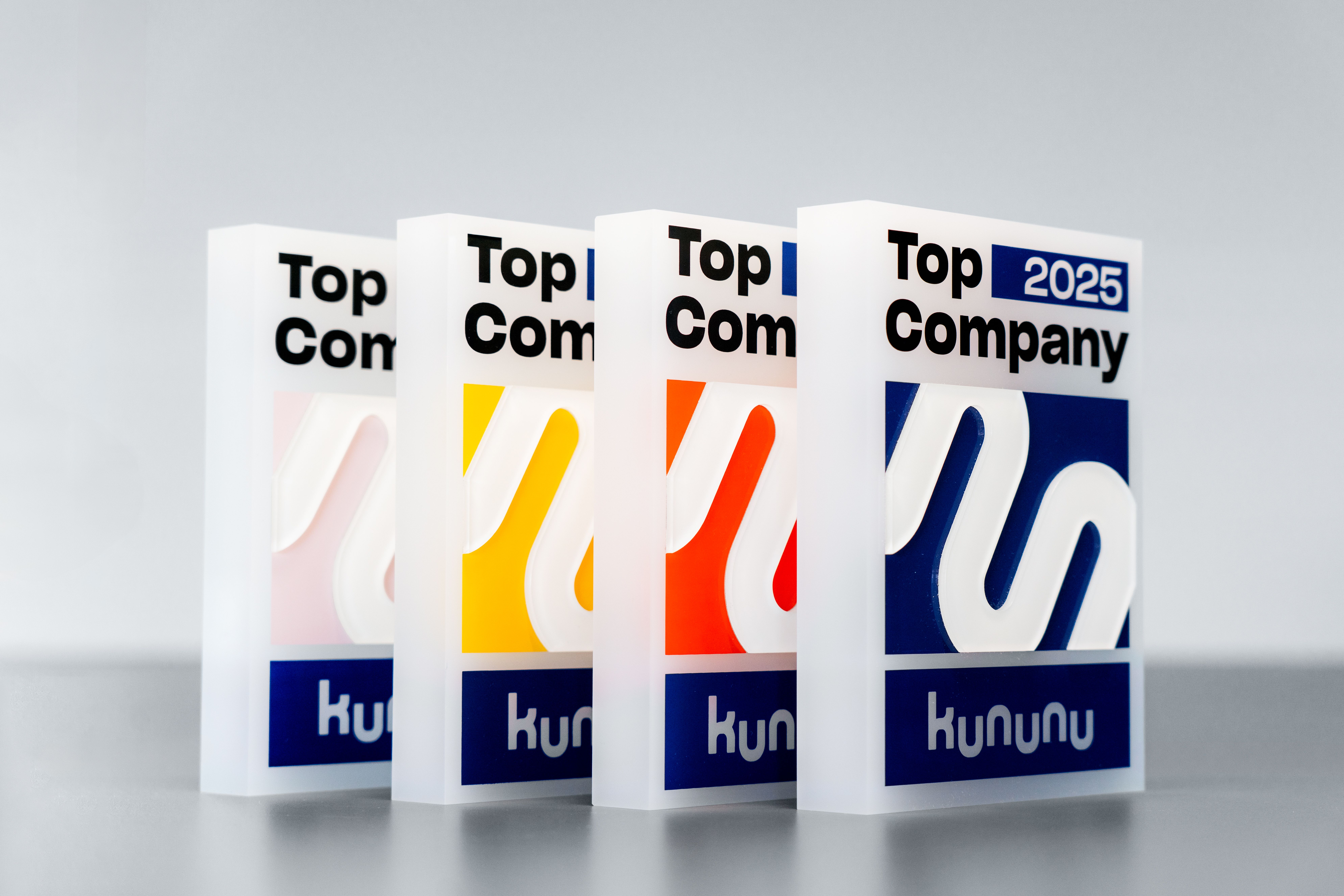 kununu Top Company Awards aus den Jahren 2022 bis 2025 der Josef Rädlinger Unternehmensgruppe in einer Reihe aufgestellt