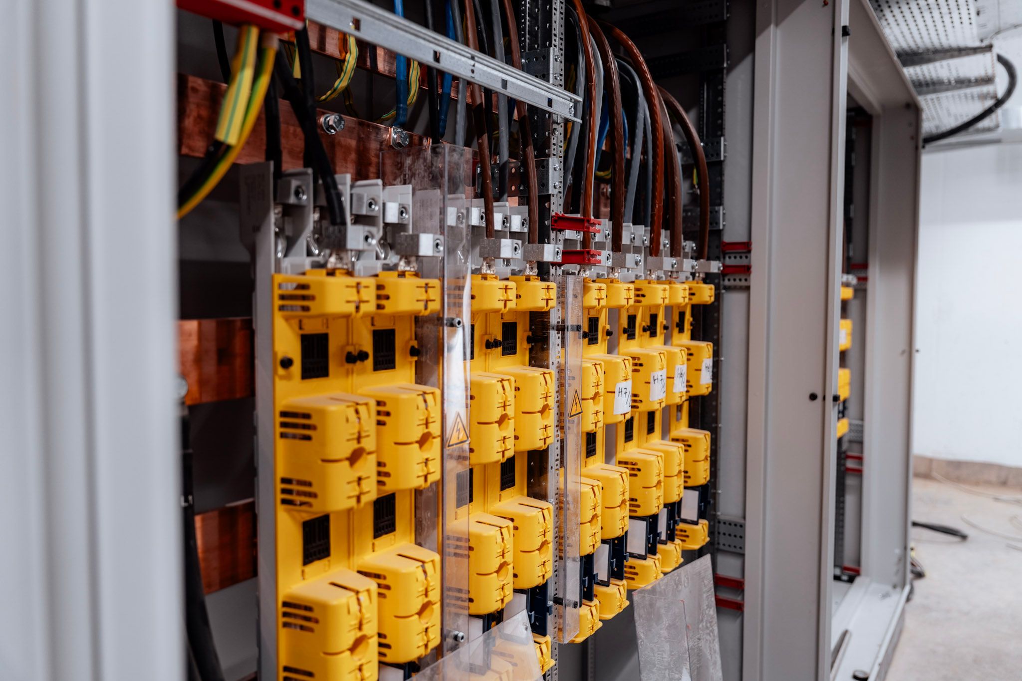 Verschiedene Leitungen im Technikraum des Gebäudes