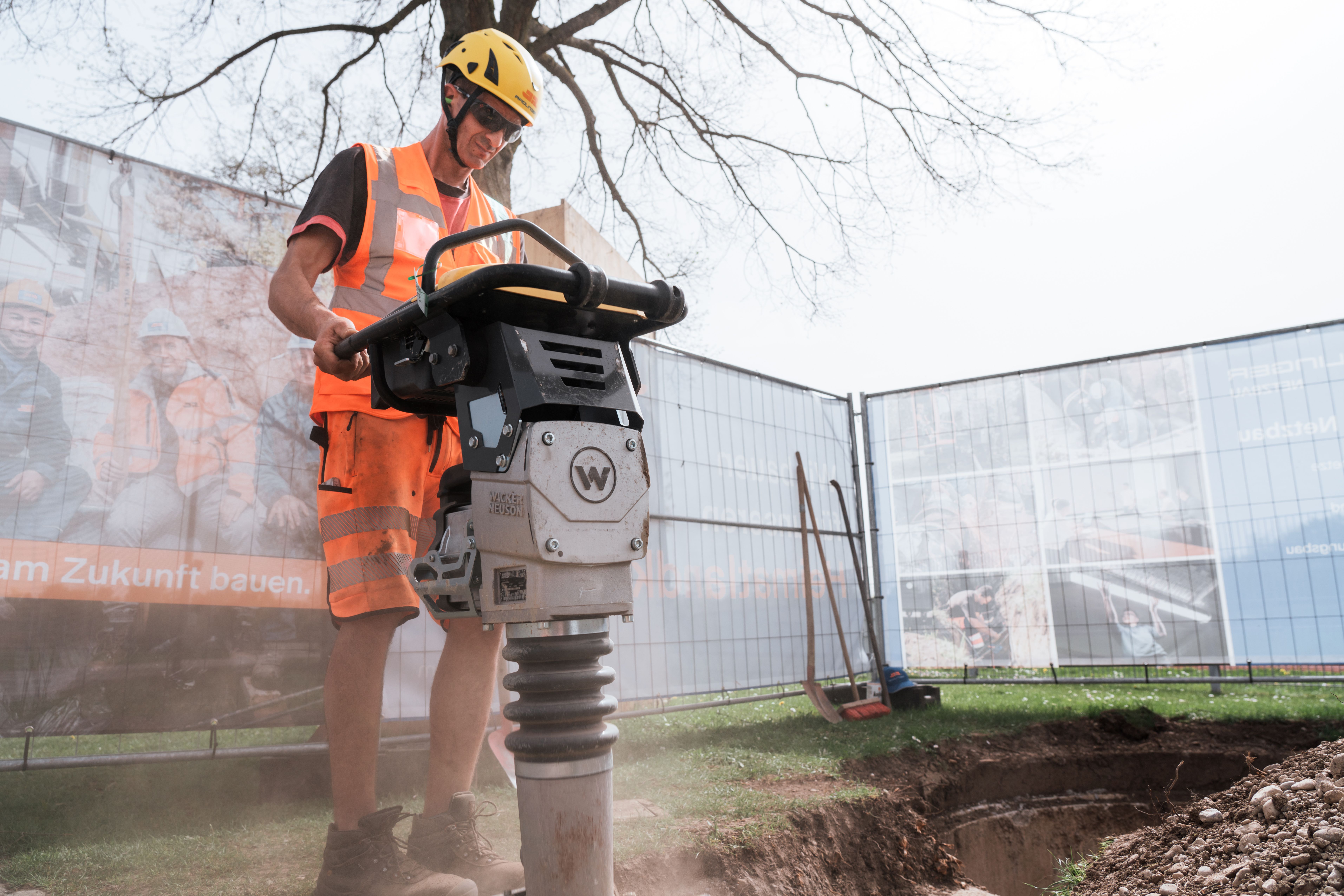 Einsatz emissionsfreier Baumaschinen am Sportzentrum Poing