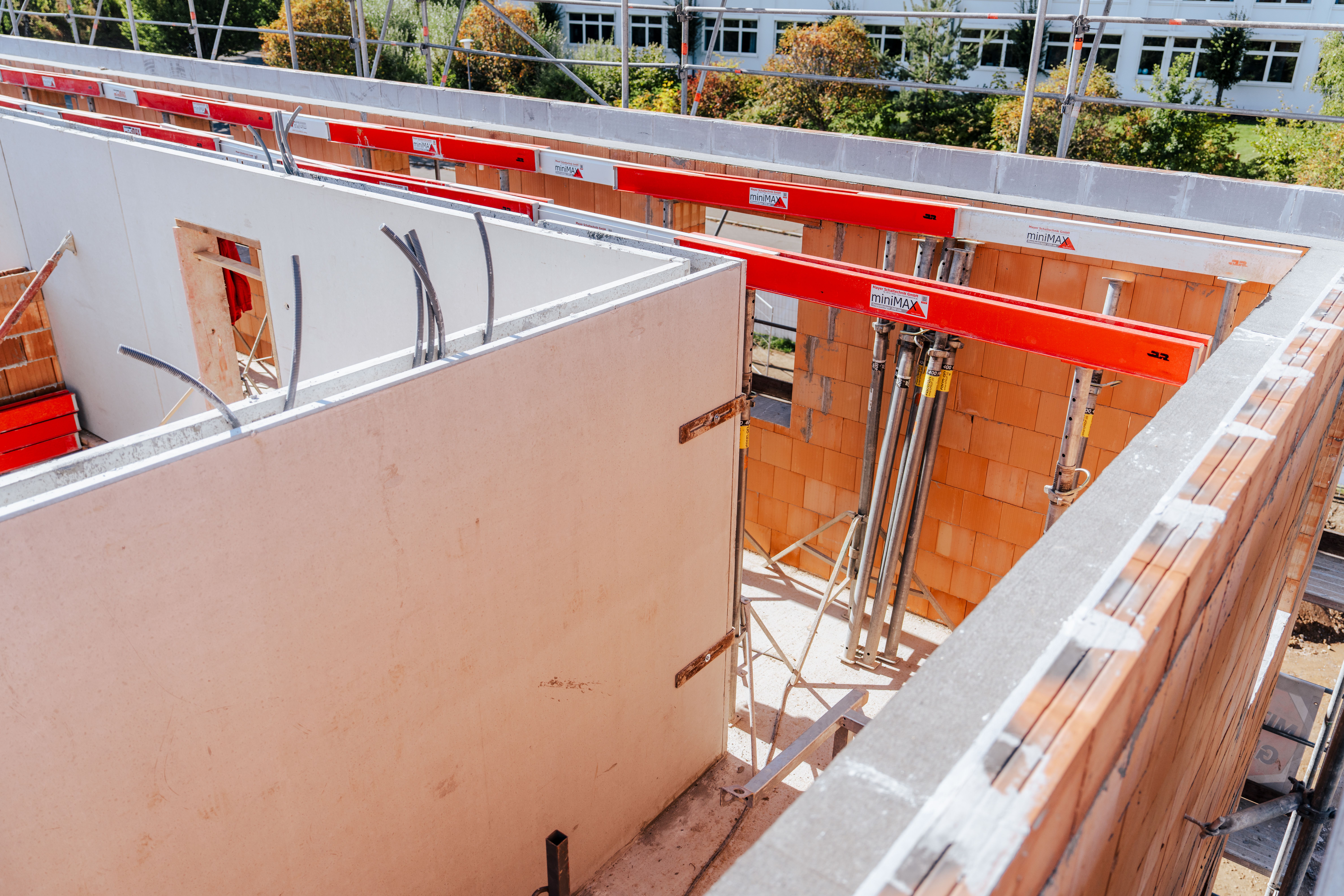 Schalungswände im Obergeschoss des neuen Gebäudes