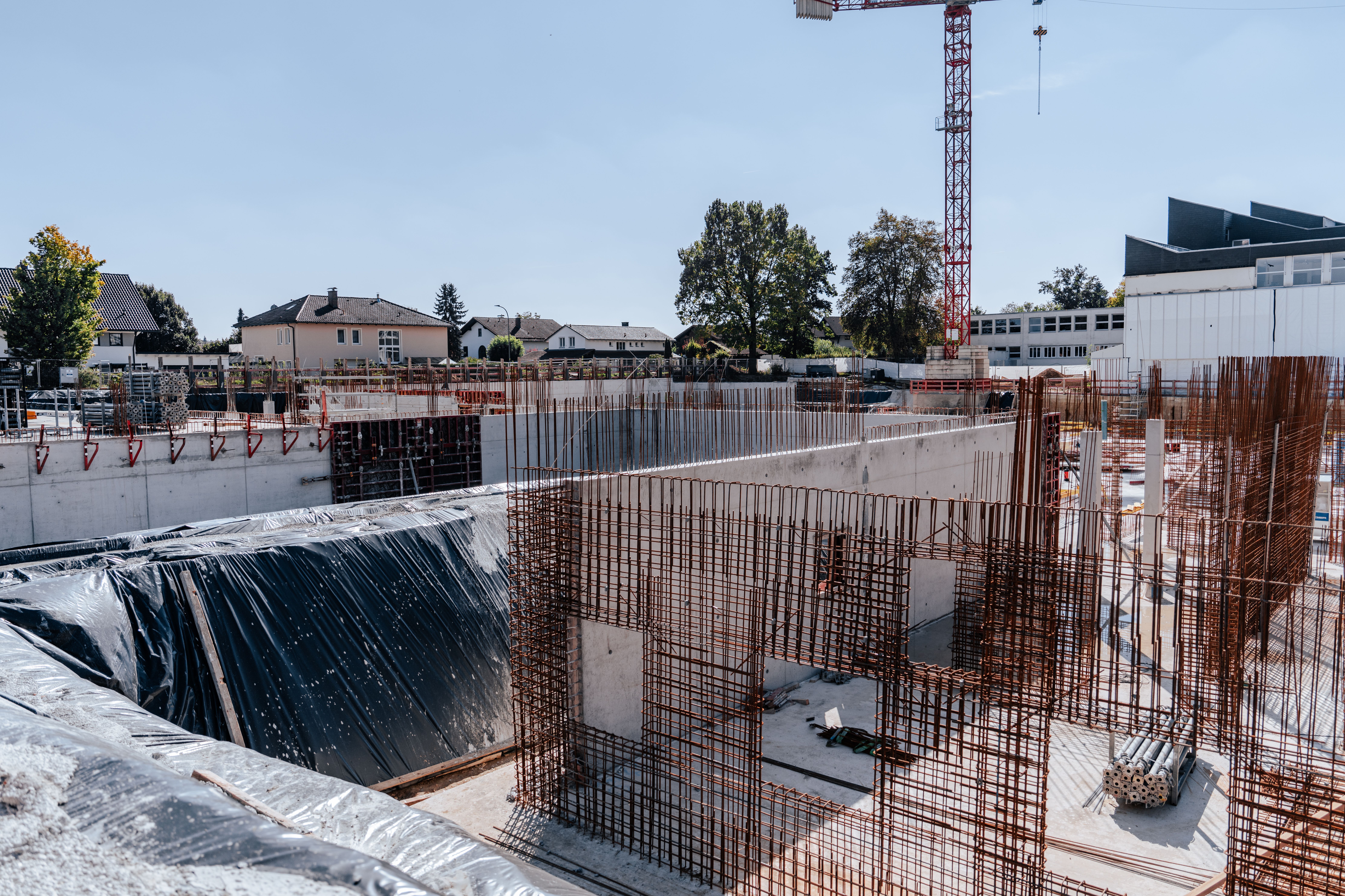 Teilfertige Wandelemente auf der Baustelle