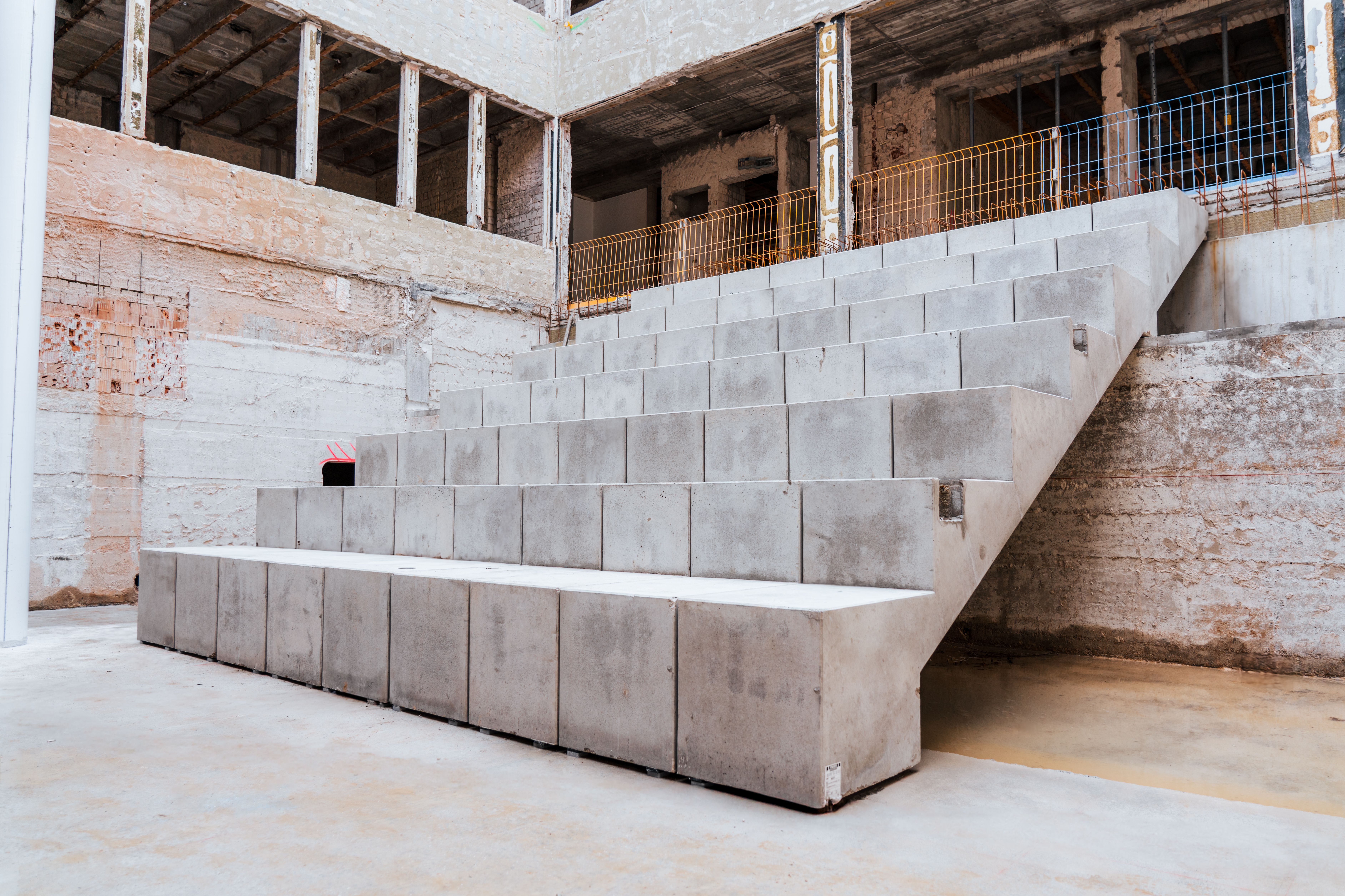 Die fertige Betontreppe des Gymnasiums